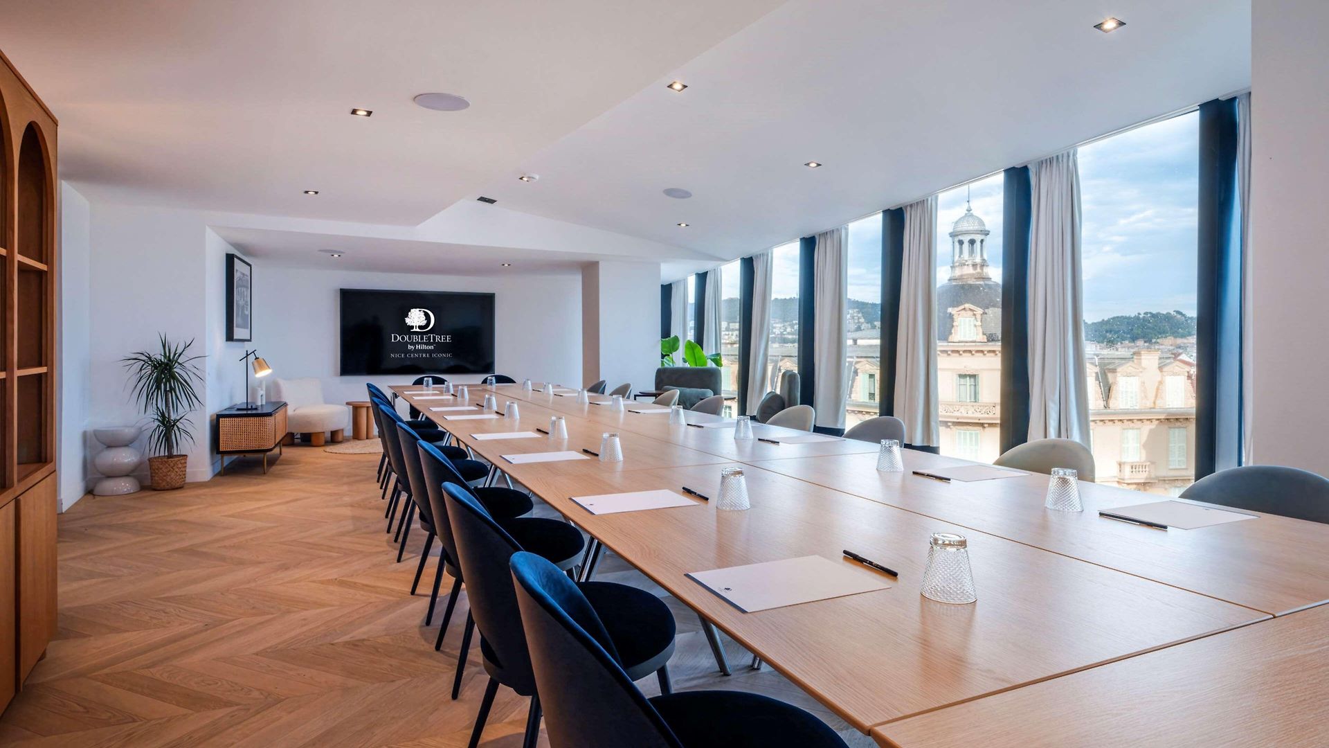 Hotel Doubletree By Hilton Centre Iconic 4*