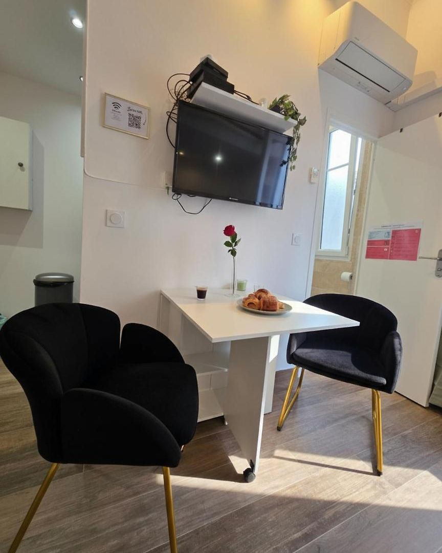 Cozy Studio, Balcony & Ac, Heart Of Apartment *