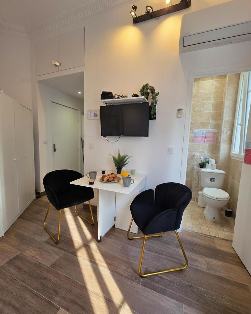 Cozy Studio, Balcony & Ac, Heart Of Apartment *