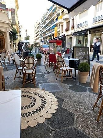 Studette A Coté De La Et La Promenade Nice