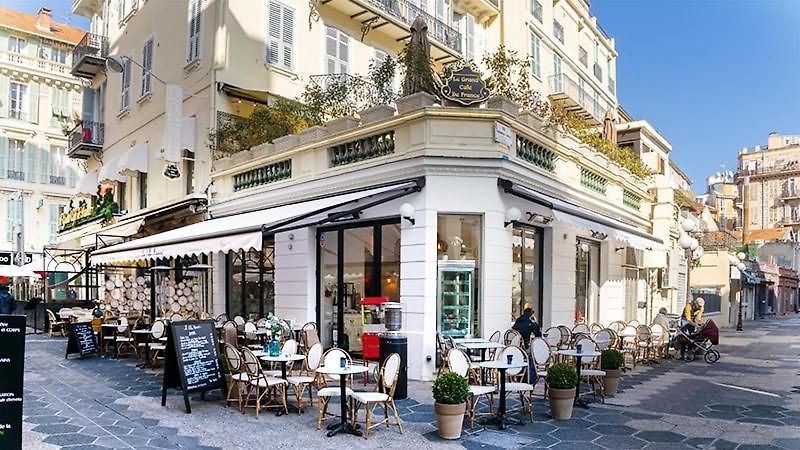 Studette A Coté De La Et La Promenade Nice