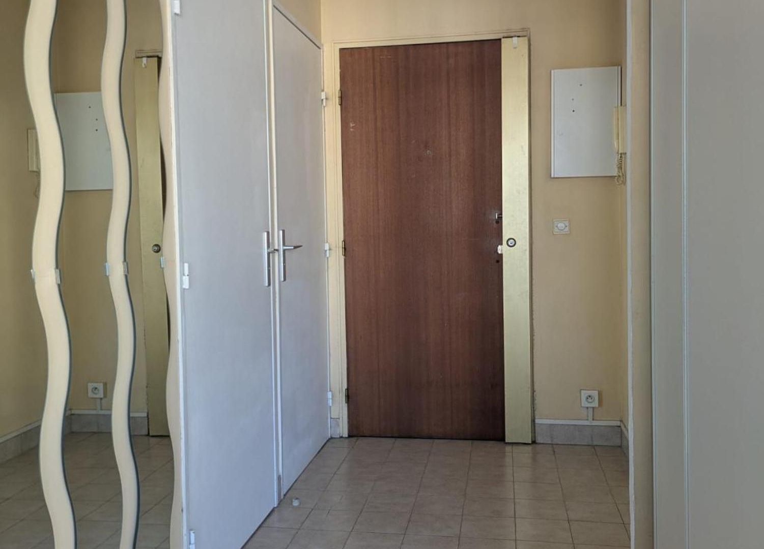 Apartment F2 A 50 M De La *