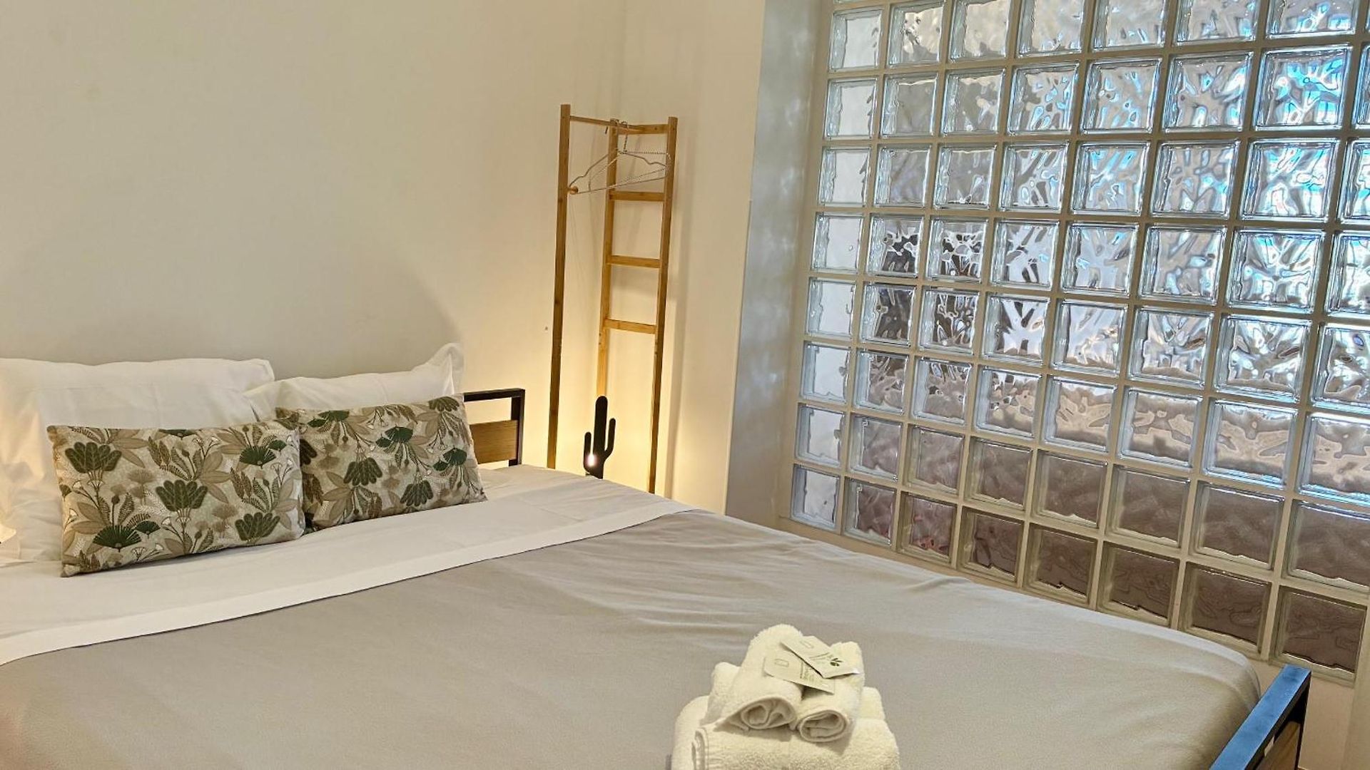 Riviera: Seaside Elegance On Promenade Des Apartment Nice