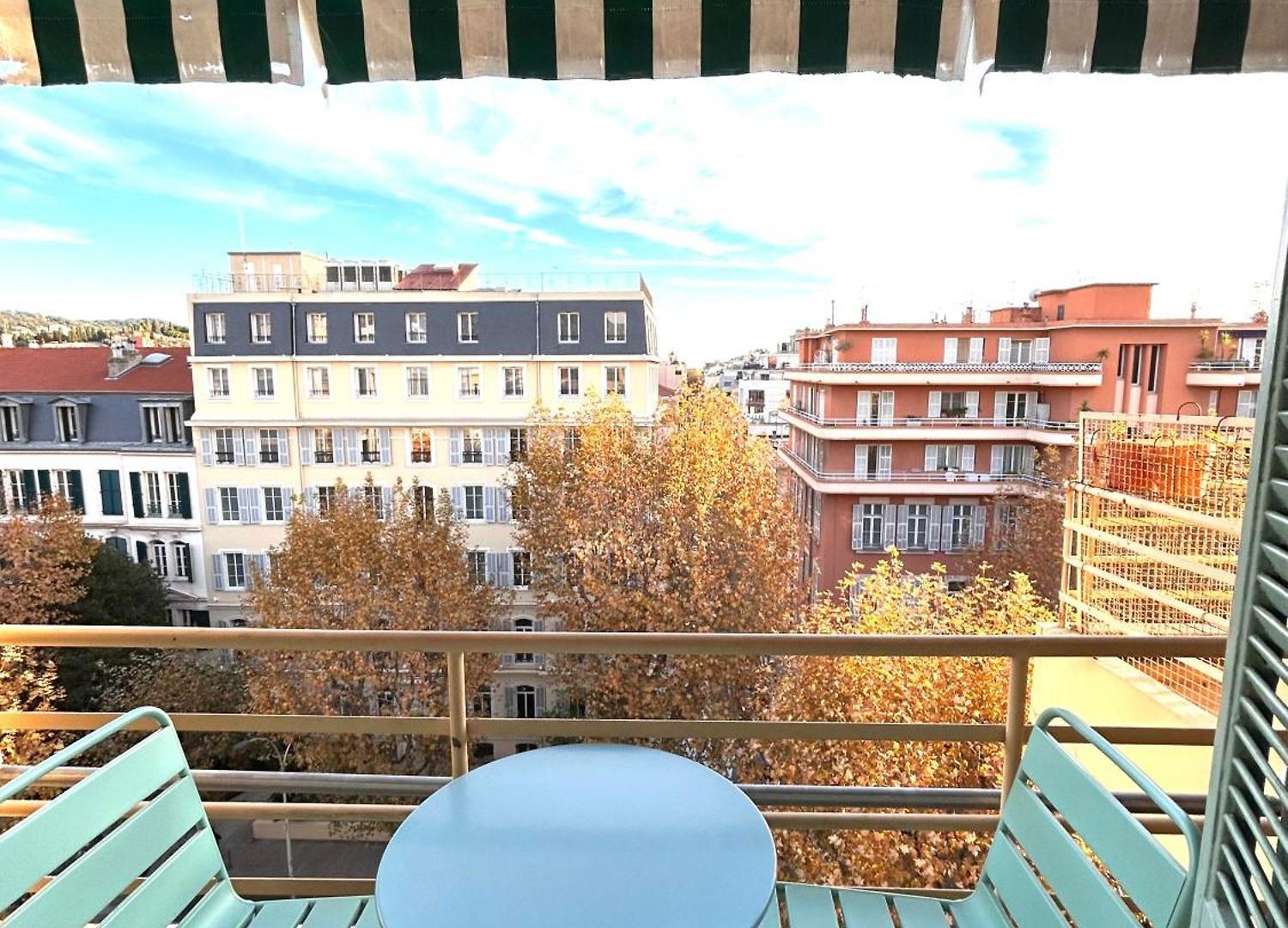 Spacieux studio Happy Home en dernier étage avec balcon à 7 minutes de marche du vieux Nice et de la mer Nice