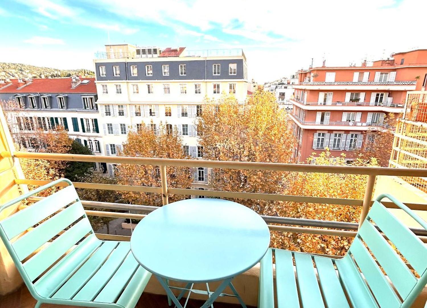 Spacieux studio Happy Home en dernier étage avec balcon à 7 minutes de marche du vieux Nice et de la mer Appartement Nice