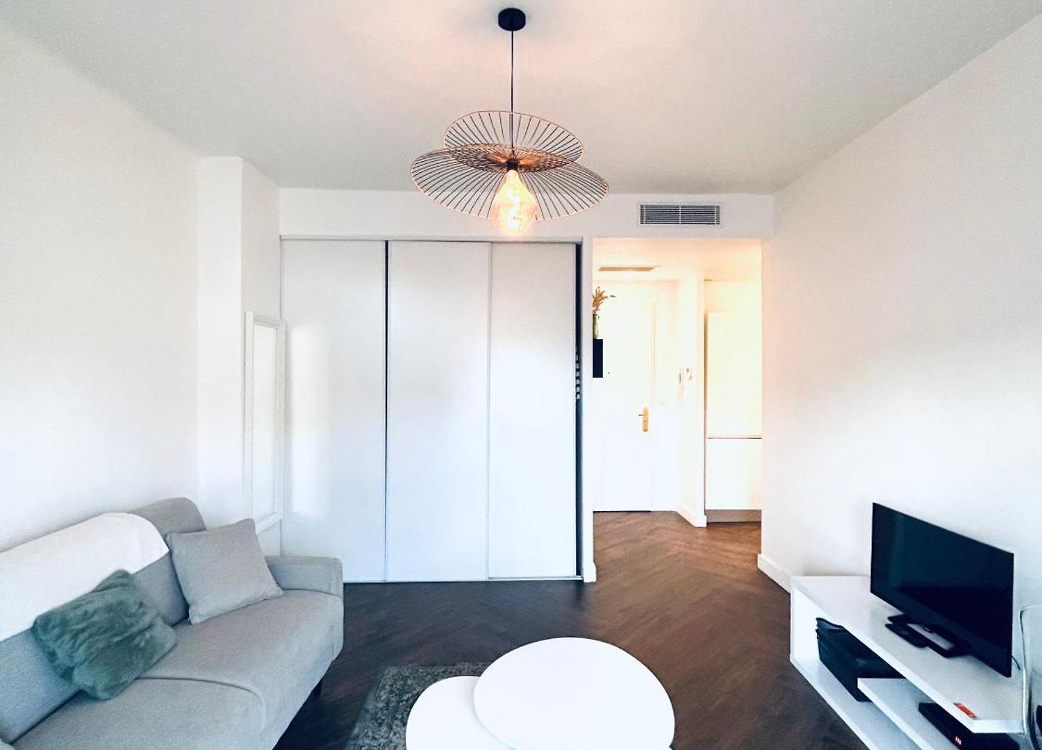 Appartement Spacieux studio Happy Home en dernier étage avec balcon à 7 minutes de marche du vieux Nice et de la mer Nice