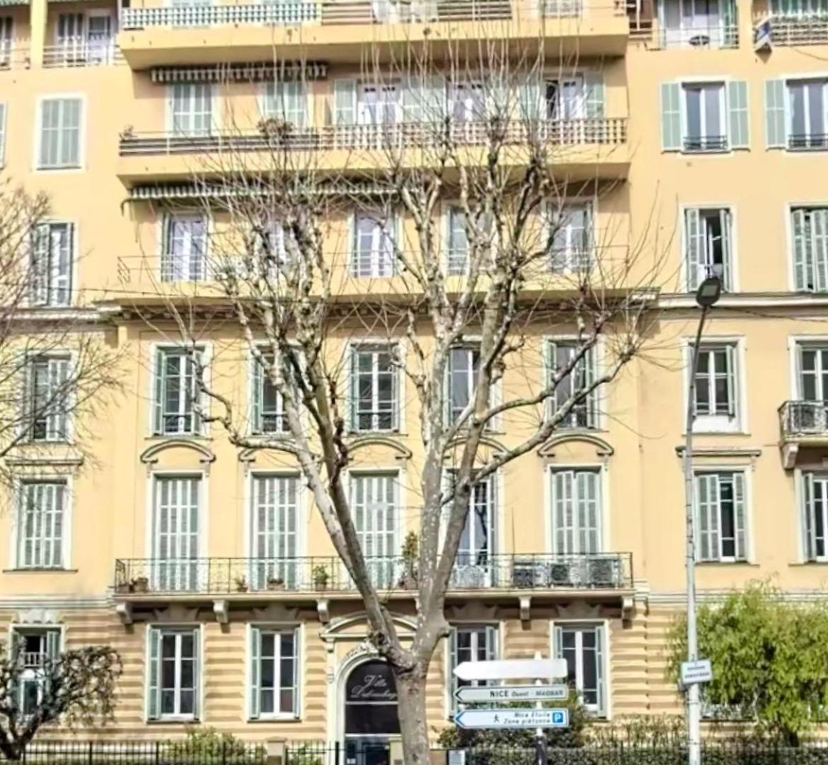 Spacieux studio Happy Home en dernier étage avec balcon à 7 minutes de marche du vieux Nice et de la mer Appartement