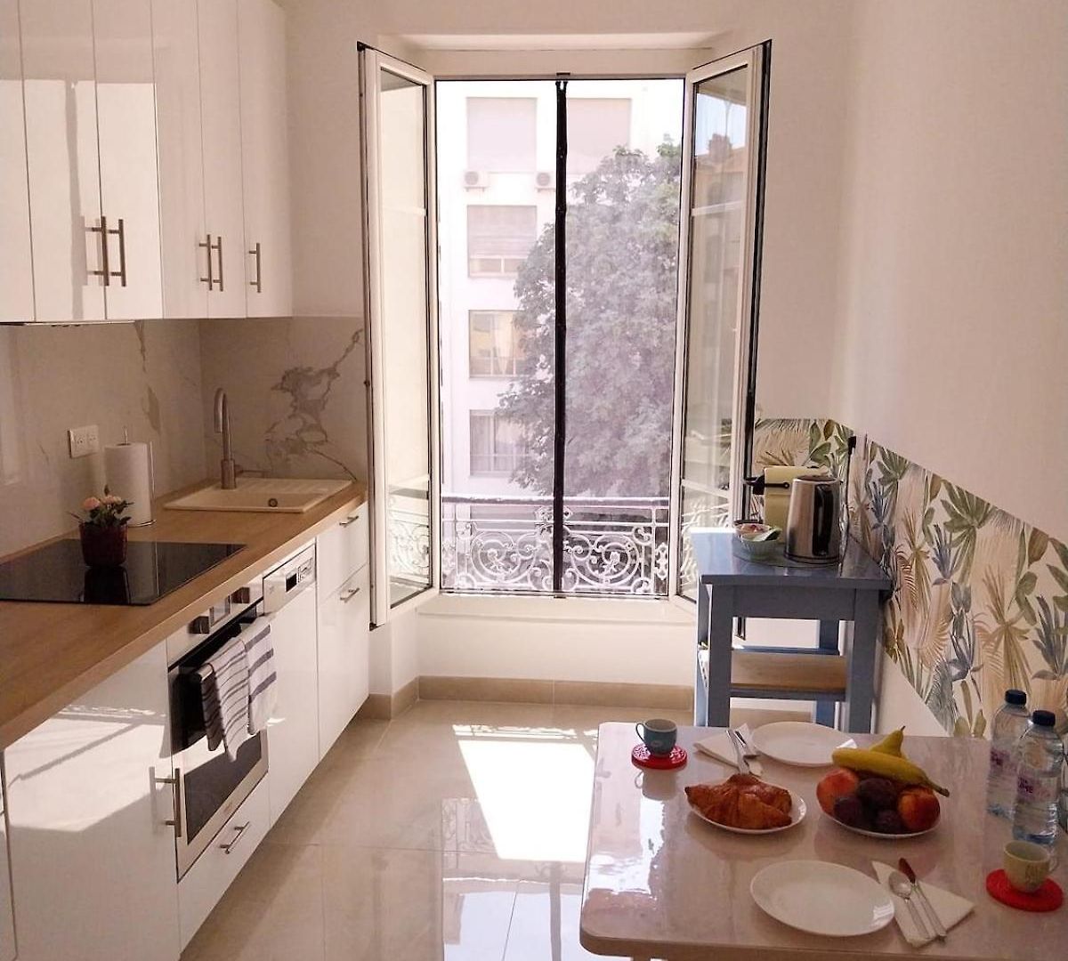 Spacious With Balcony - Center Nice