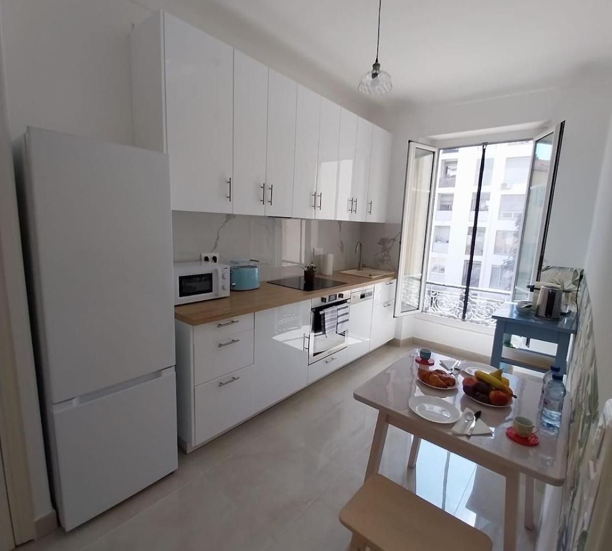 Spacious With Balcony - Center