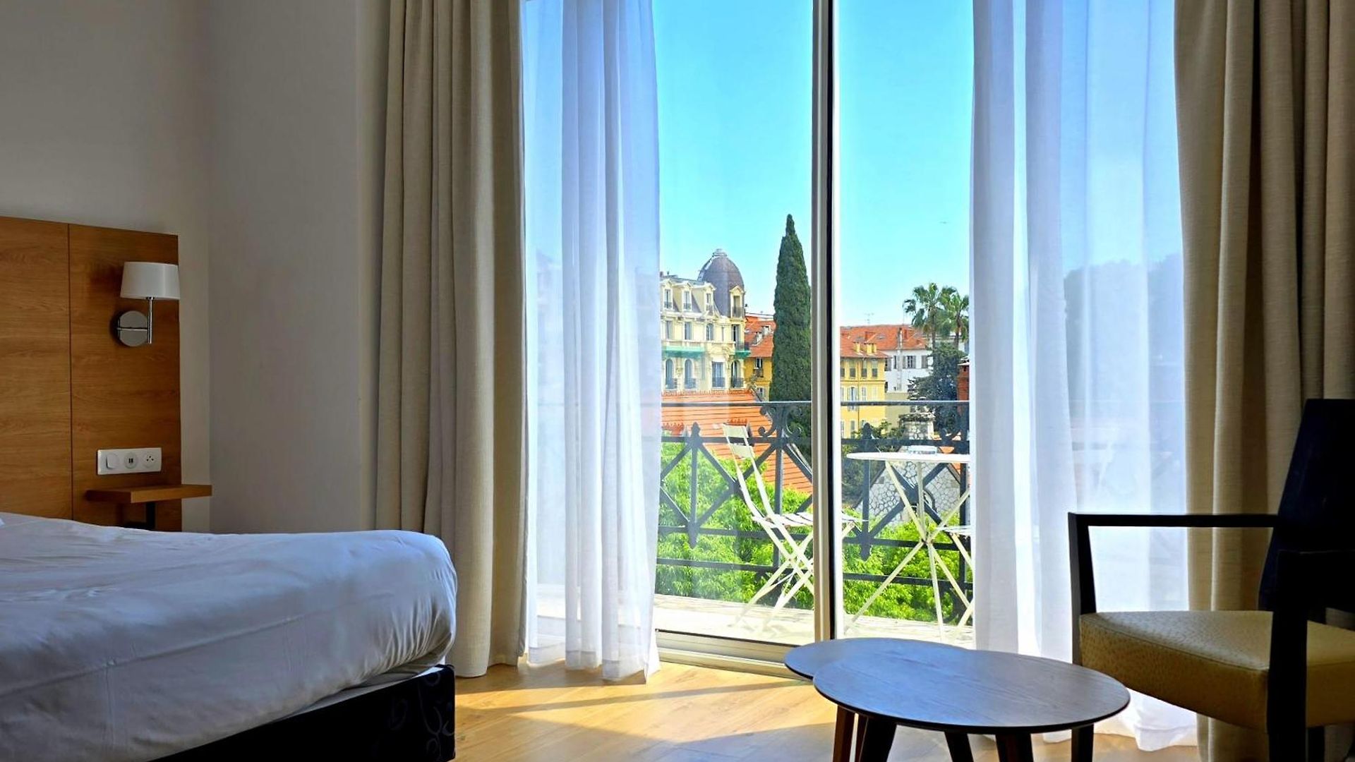 Carlton Hotel