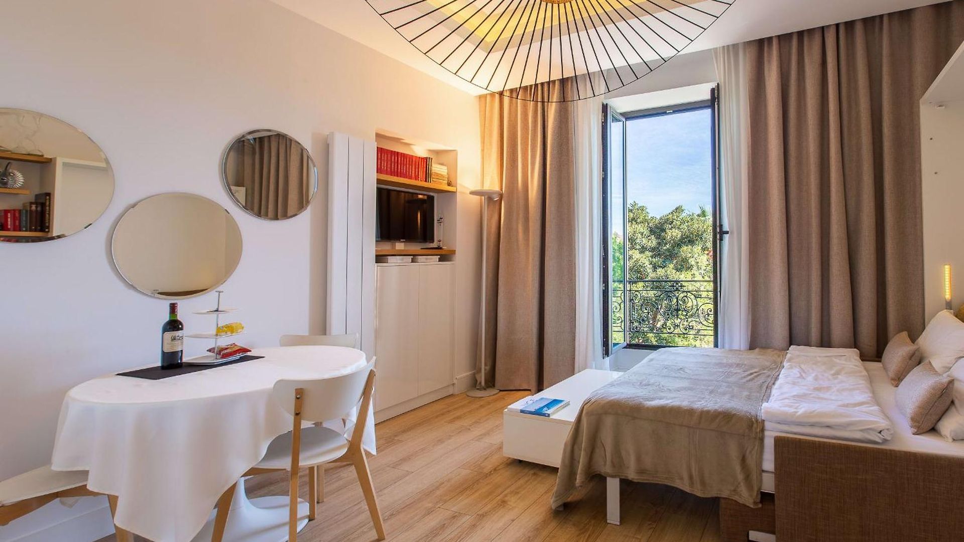 Grand Center At 2 Minutes Walk From The Appartement *