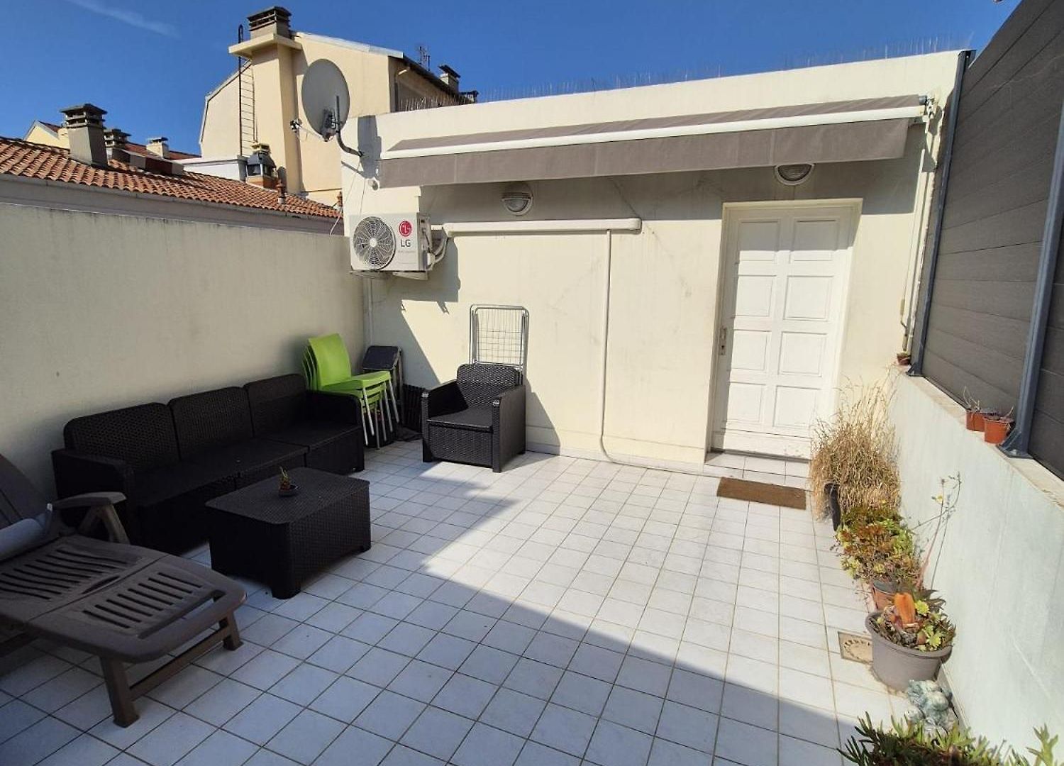 Appartement Plein Centre Climatisé Et Spacieux Avec Grande Terrasse Sur Le Toit à *