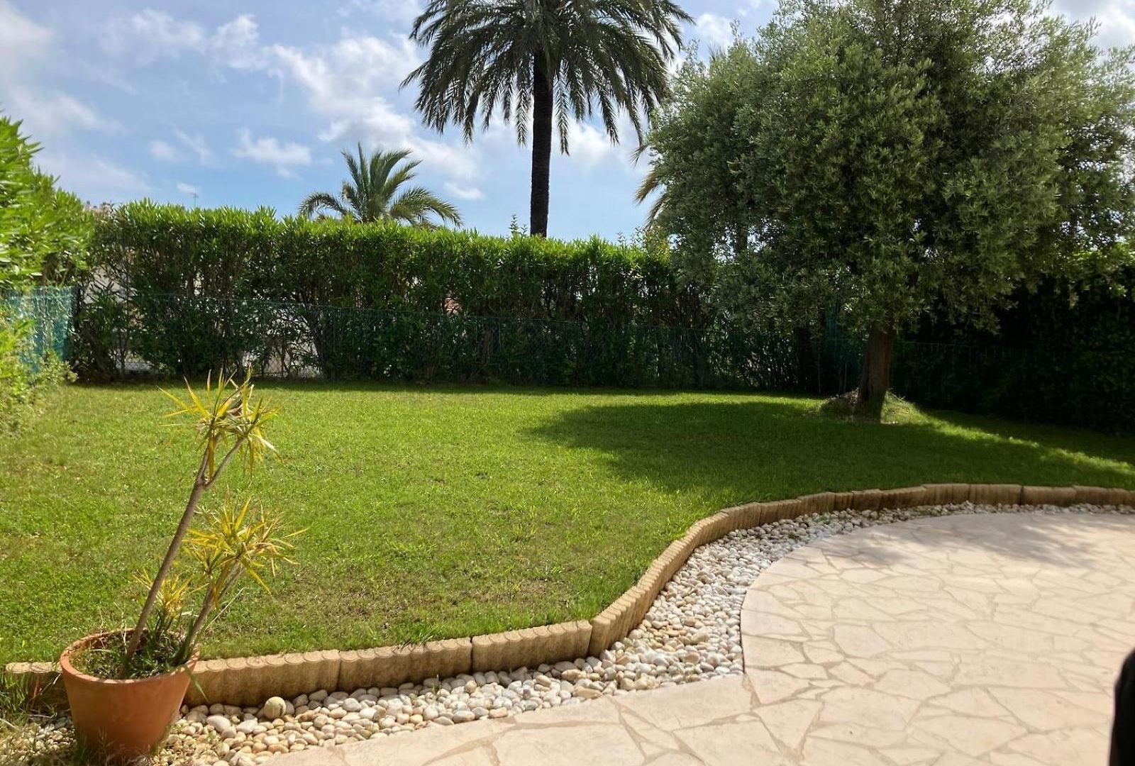 Beautiful 3 Bedroom With Garden Apartment
