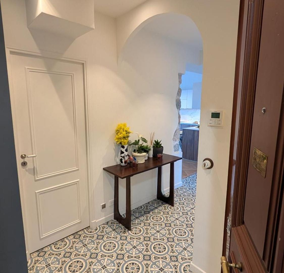 Bright, Spacious 2 Bedroom Apartment, Walk To & Old Town