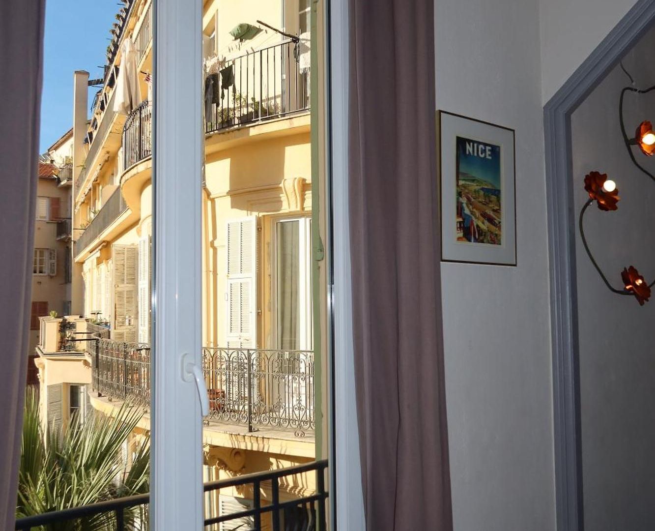Charming Overlooking A Beautiful Garden Appartement