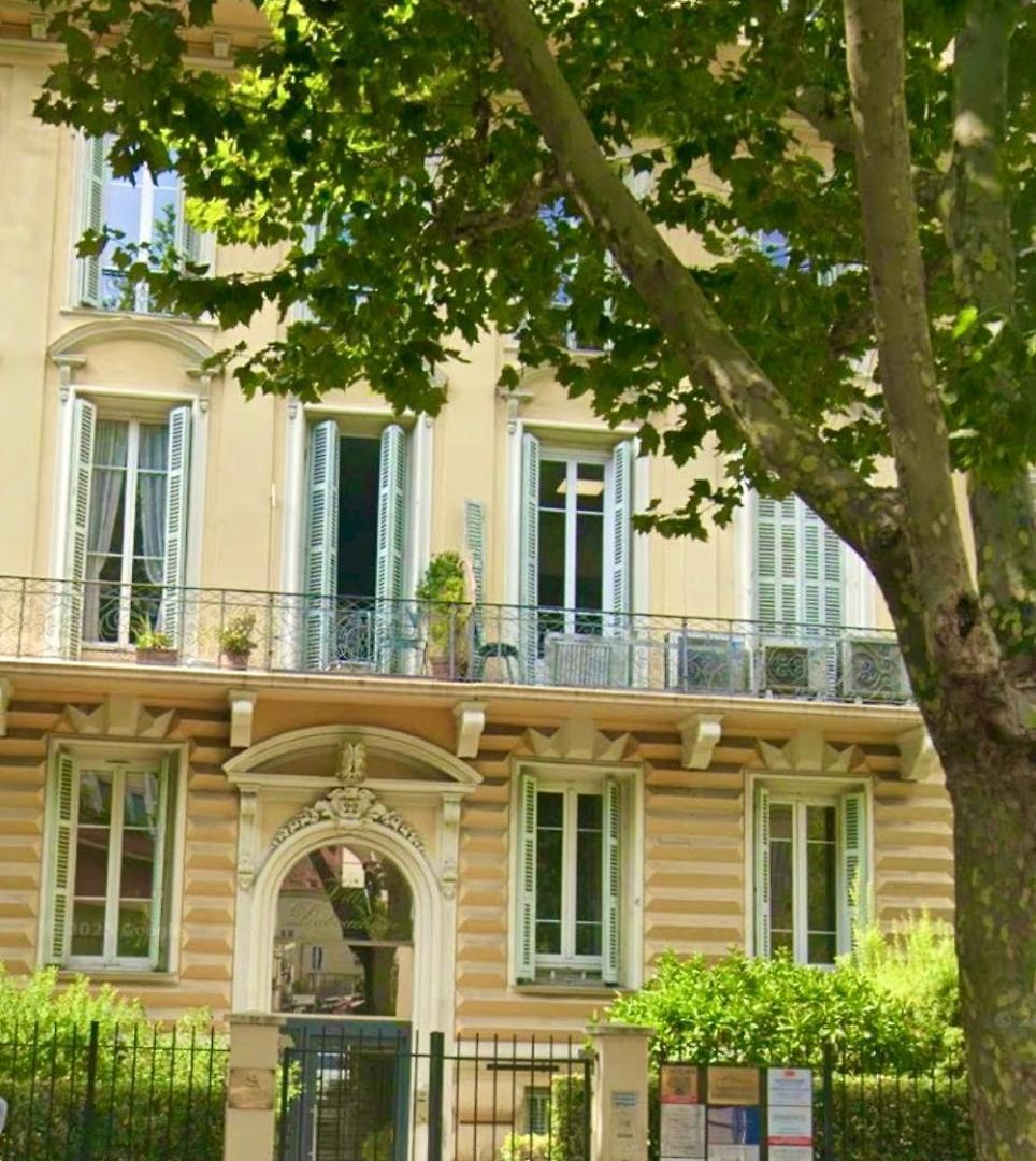 Spacieux studio Happy Home en dernier étage avec balcon à 7 minutes de marche du vieux Nice et de la mer *