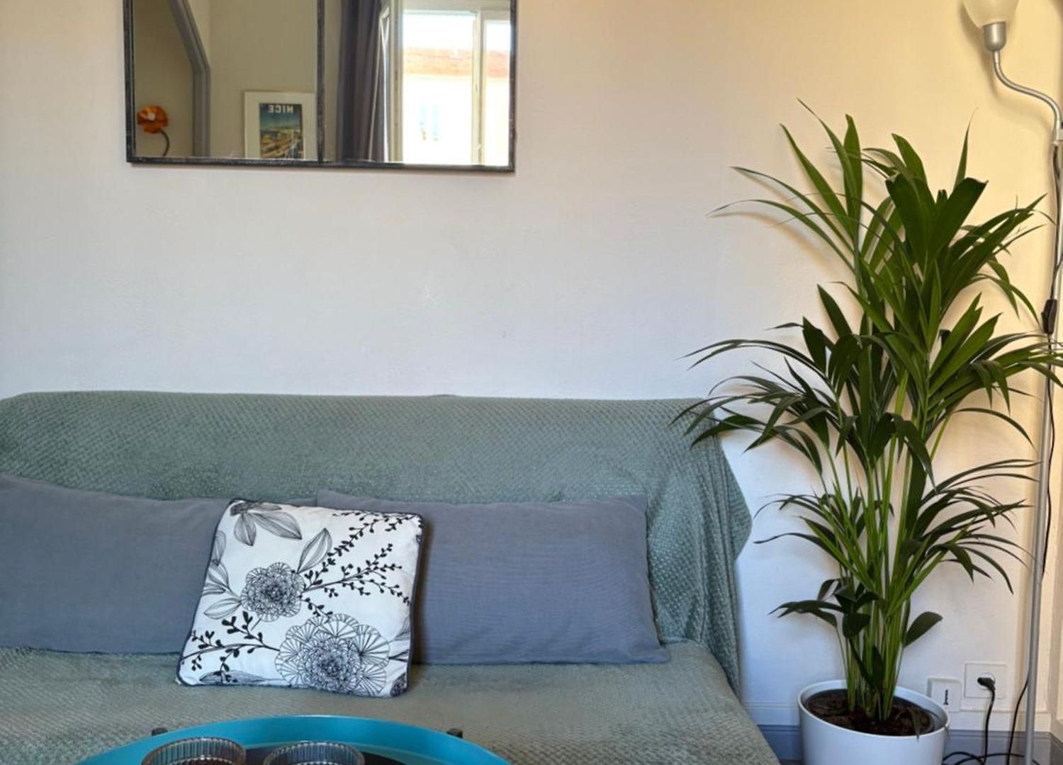 Charming Overlooking A Beautiful Garden Appartement
