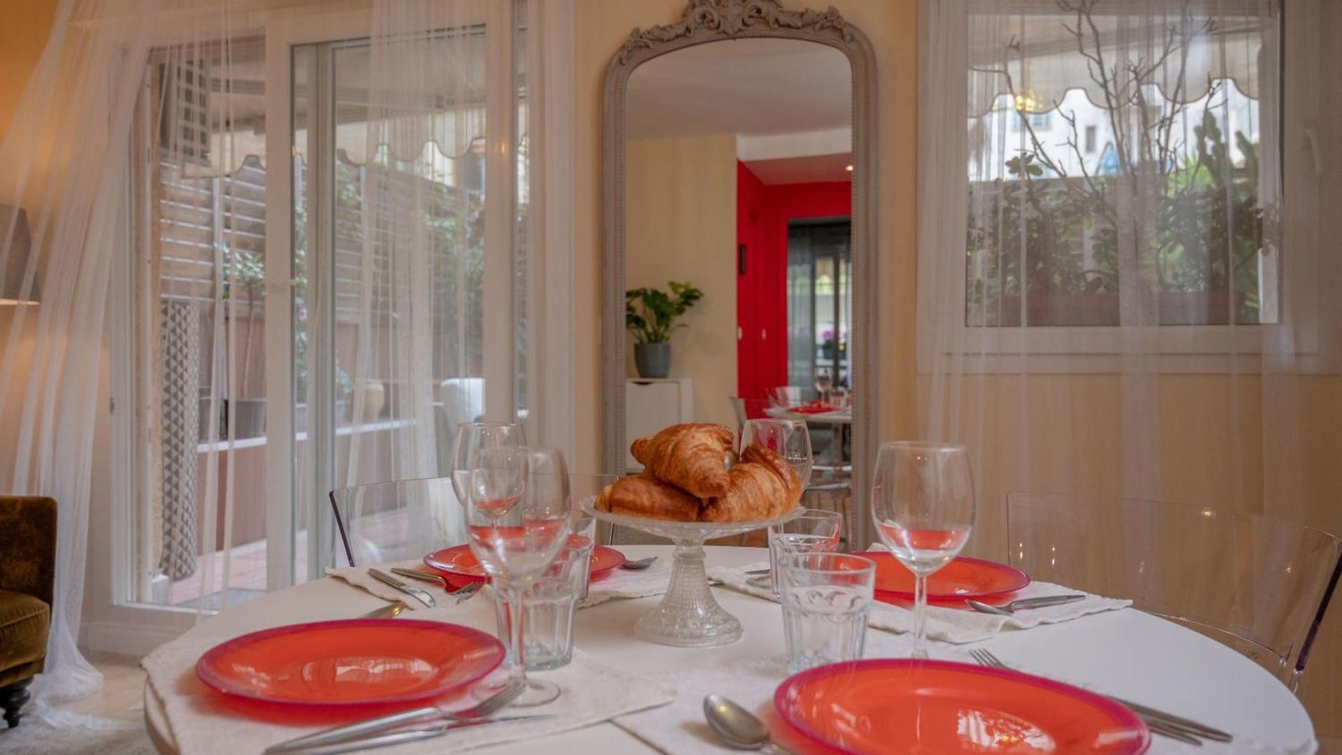 Large Magnificent Terrace Apartment *