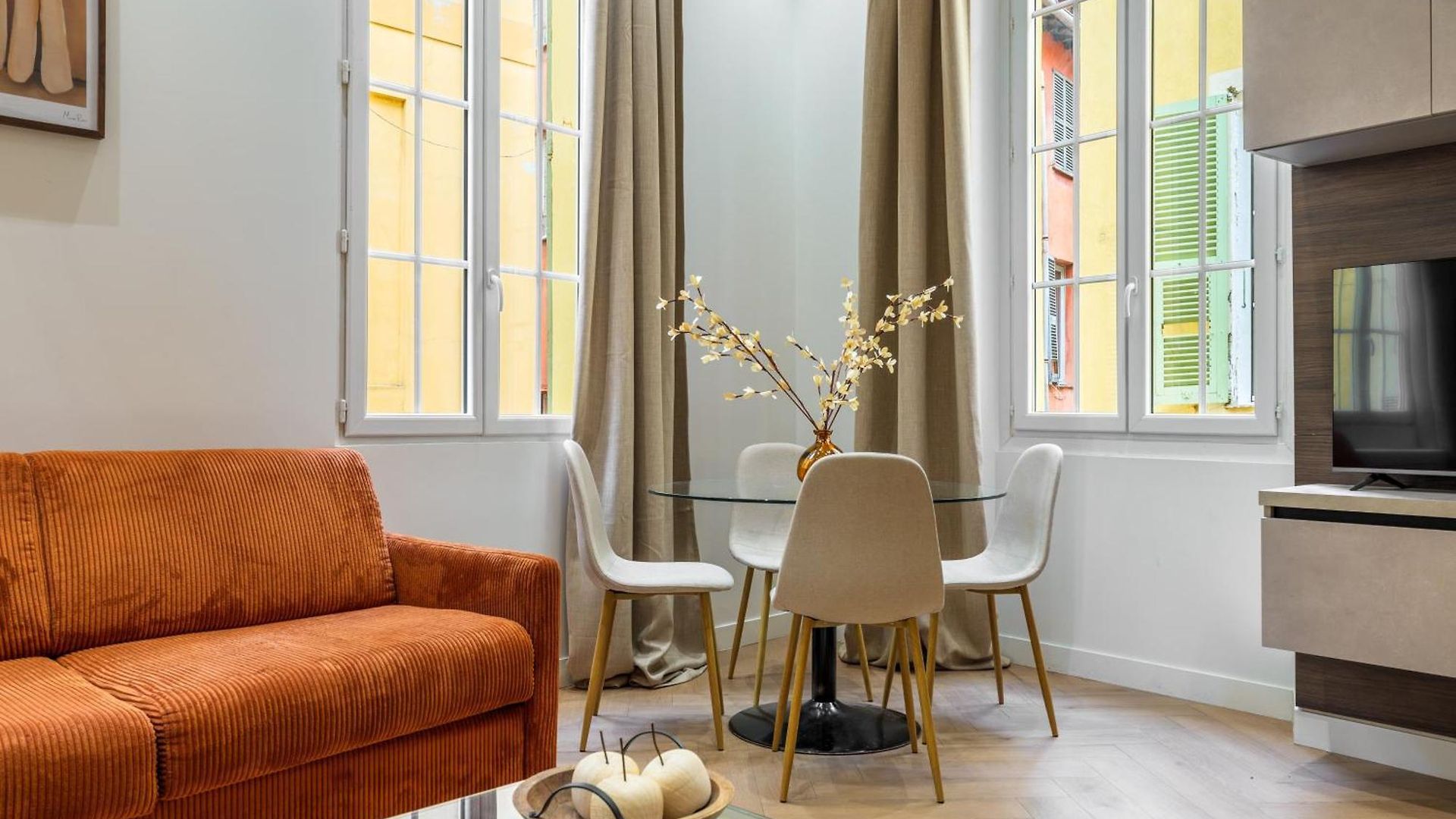 Charme Et Modernite Au Coeur Du Vieux Appartement