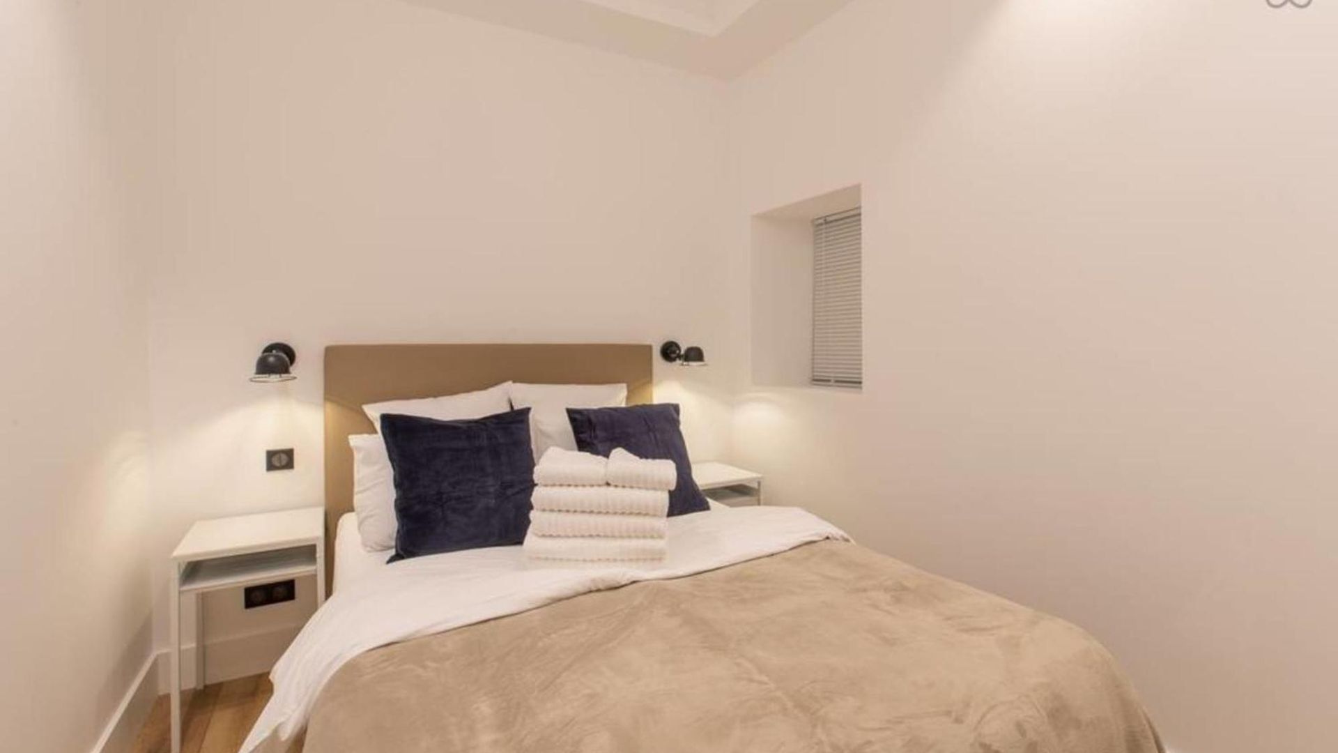 Cours Saleya Renovated 3 Bedrooms 1 Min To Air Conditioning *