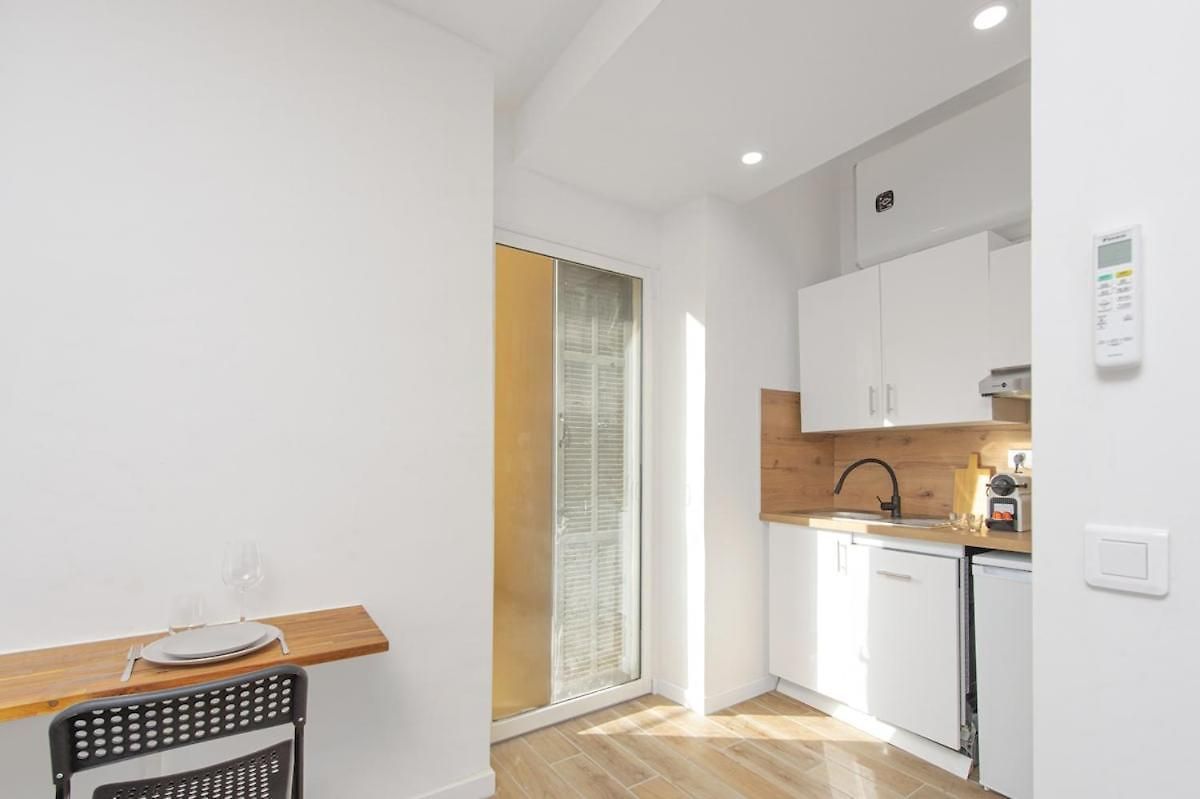 Nice, 3-room Refurbished Near Train Station Nice