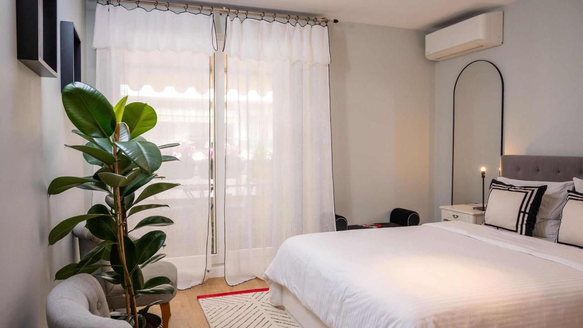 Large Magnificent Terrace Apartment Nice