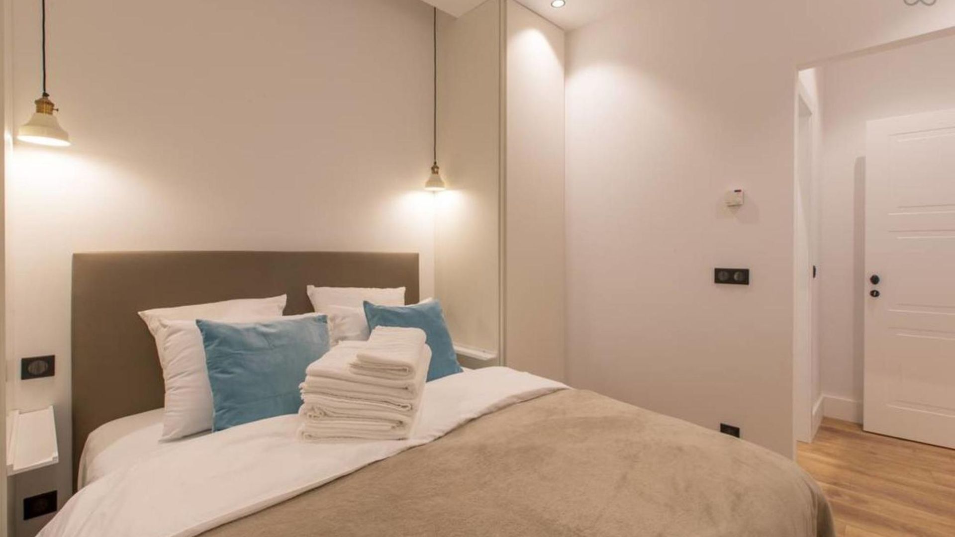 Cours Saleya Renovated 3 Bedrooms 1 Min To Air Conditioning *