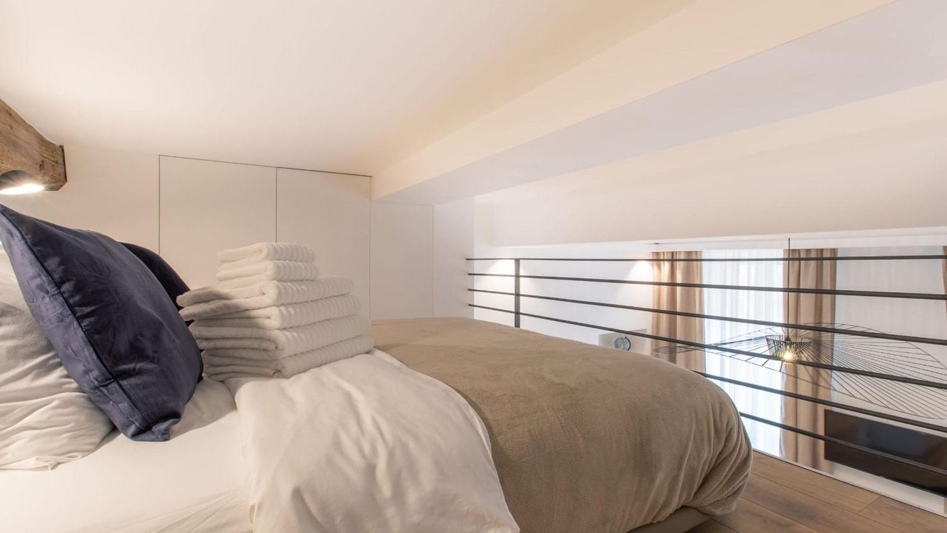Cours Saleya Renovated 3 Bedrooms 1 Min To Air Conditioning Apartment
