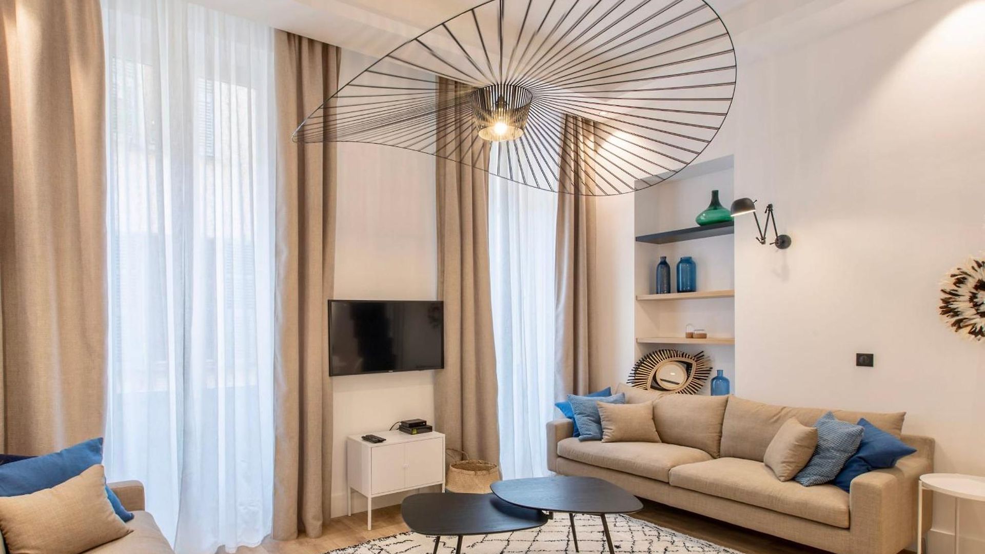 Cours Saleya Renovated 3 Bedrooms 1 Min To Air Conditioning Apartment