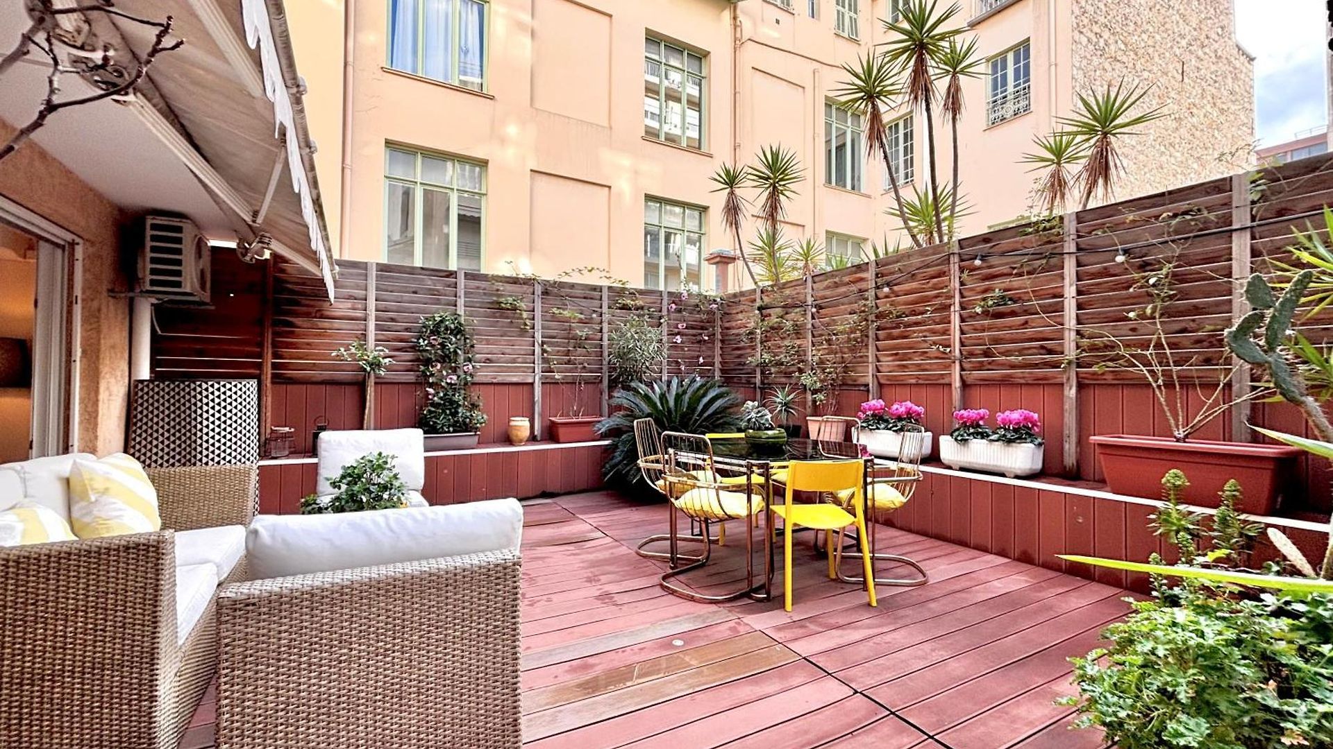 Large Magnificent Terrace Apartment
