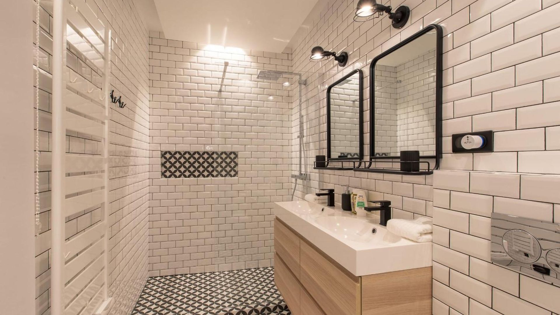 Cours Saleya Renovated 3 Bedrooms 1 Min To Air Conditioning *