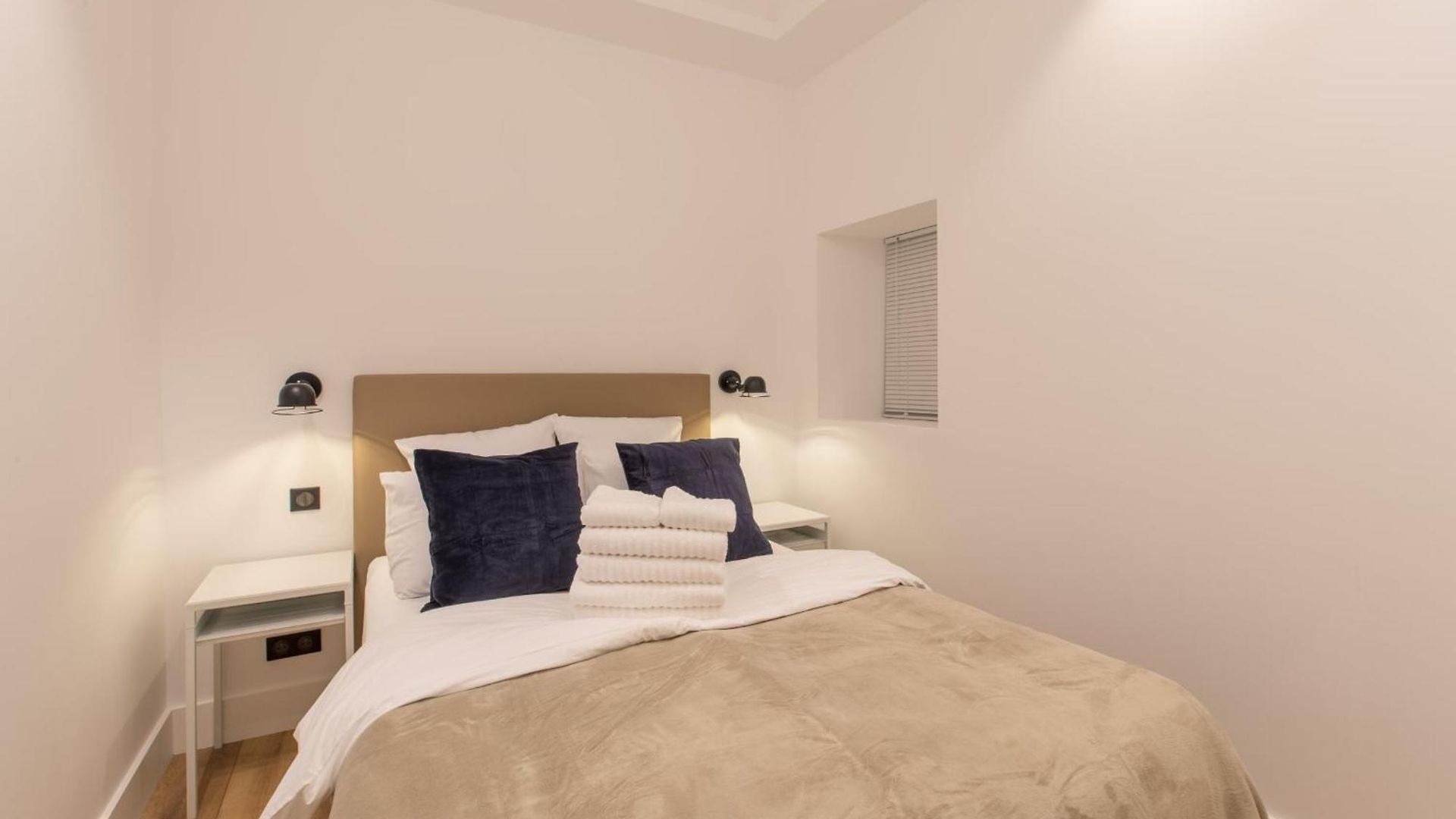 Cours Saleya Renovated 3 Bedrooms 1 Min To Air Conditioning *