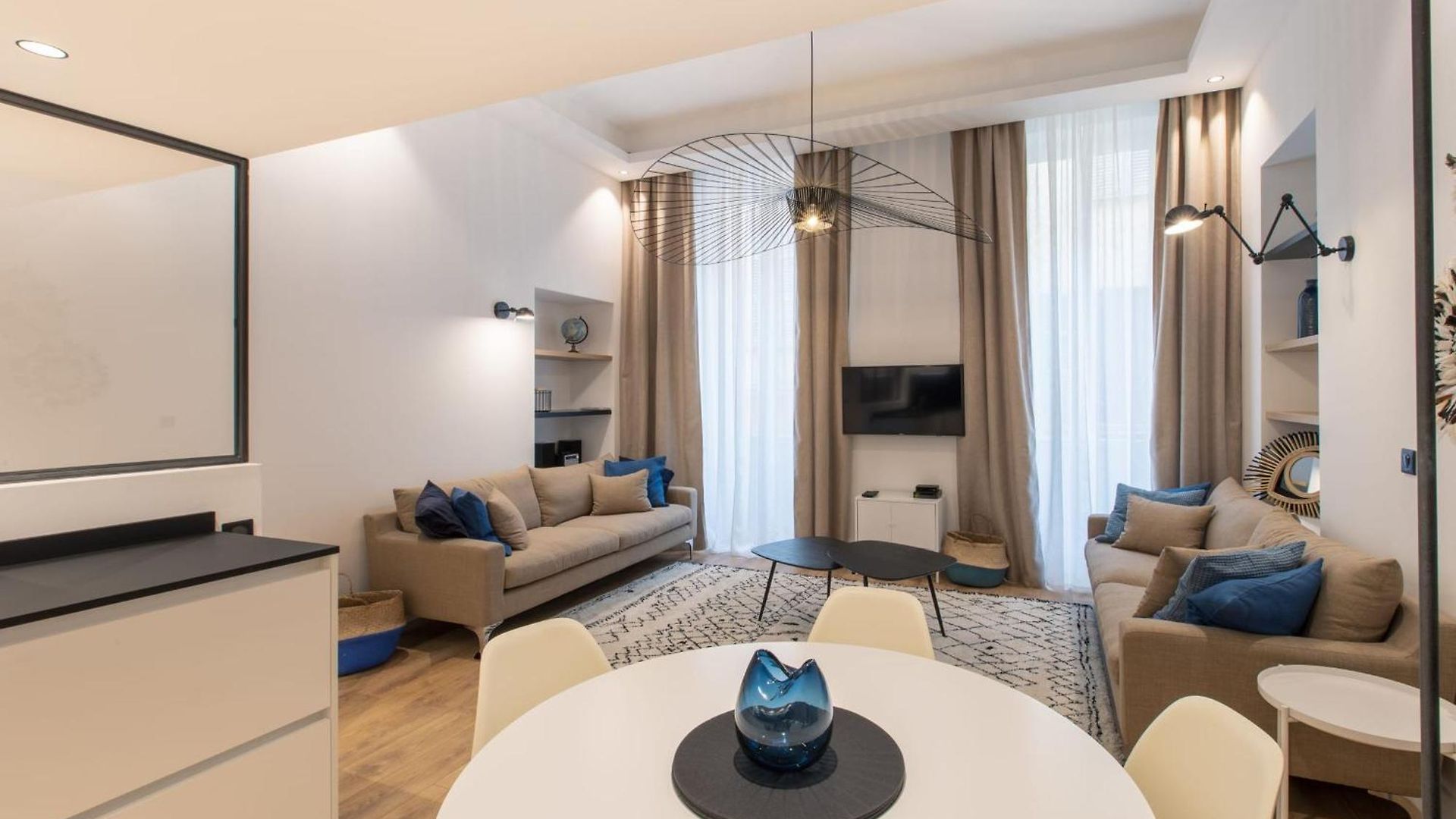 Cours Saleya Renovated 3 Bedrooms 1 Min To Air Conditioning Apartment Nice