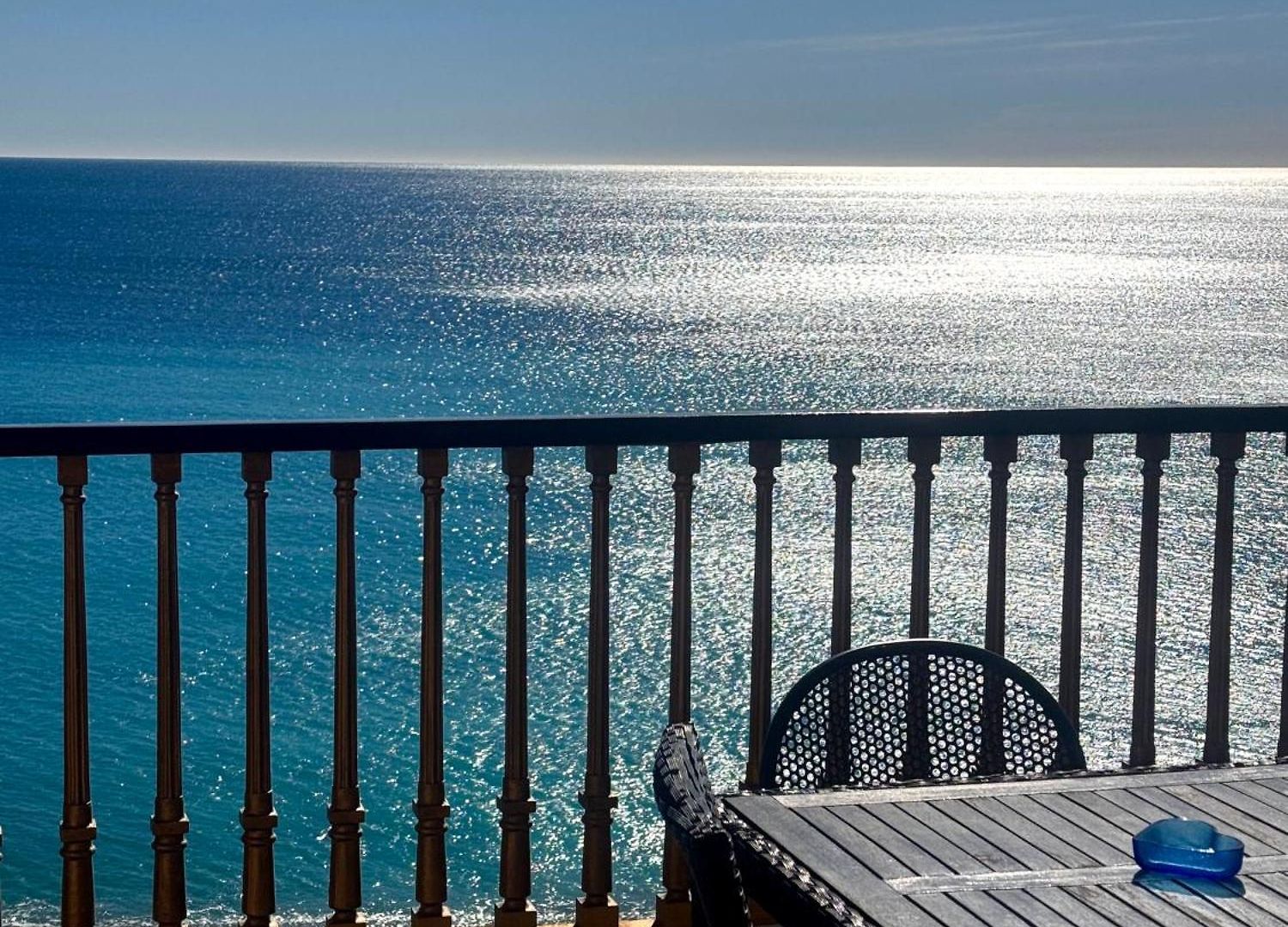 Avec Vue Sur La Promenade Des *