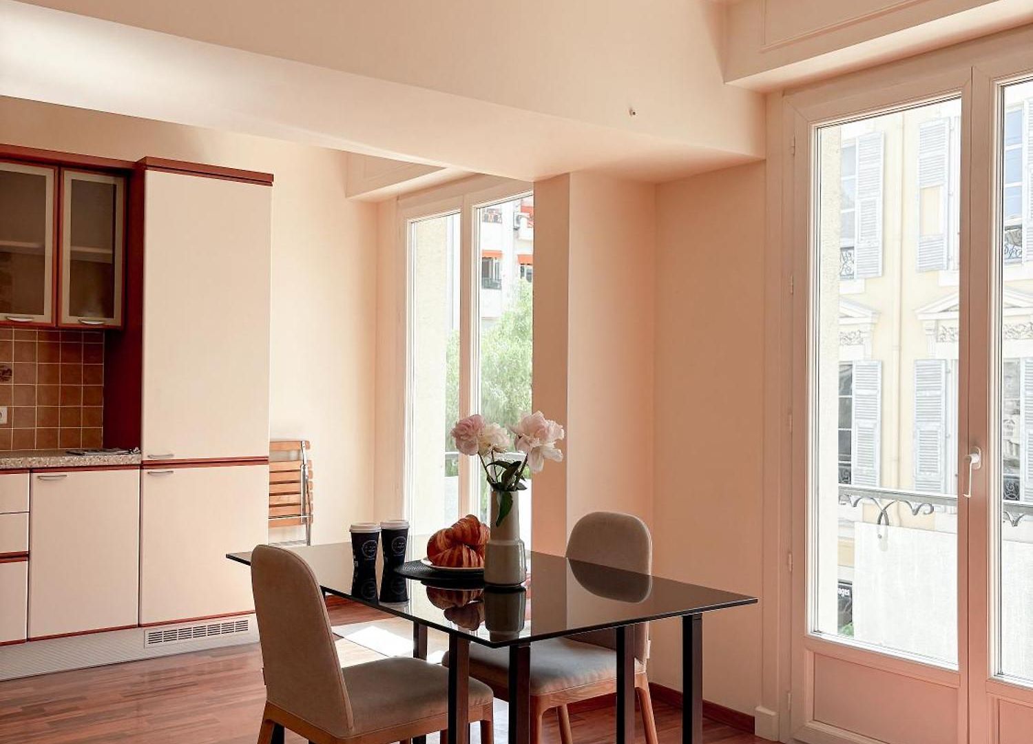 Hyper-centre, Air-conditioned With Balcony Appartement *