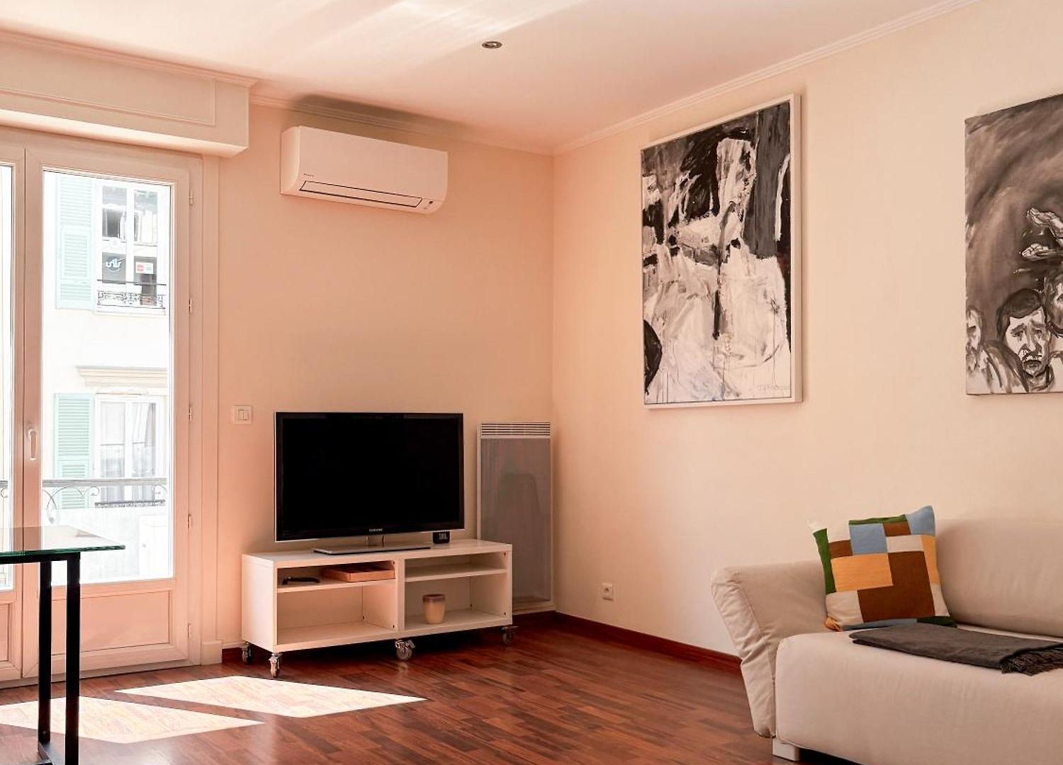 Hyper-centre, Air-conditioned With Balcony Appartement