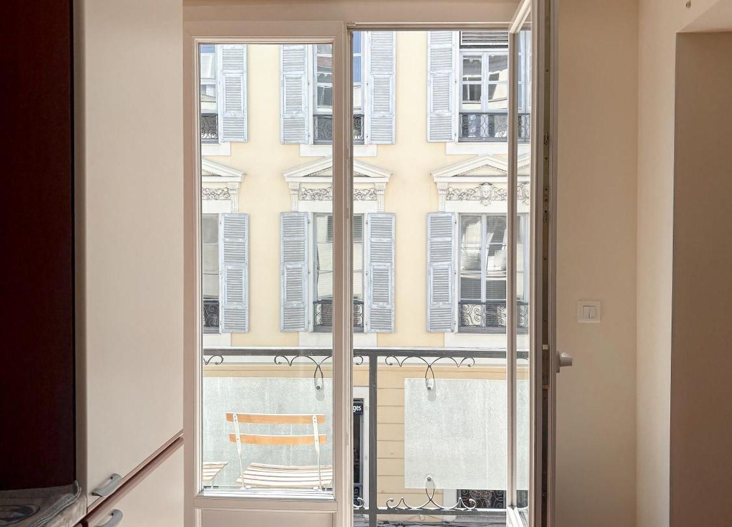 Hyper-centre, Air-conditioned With Balcony Appartement