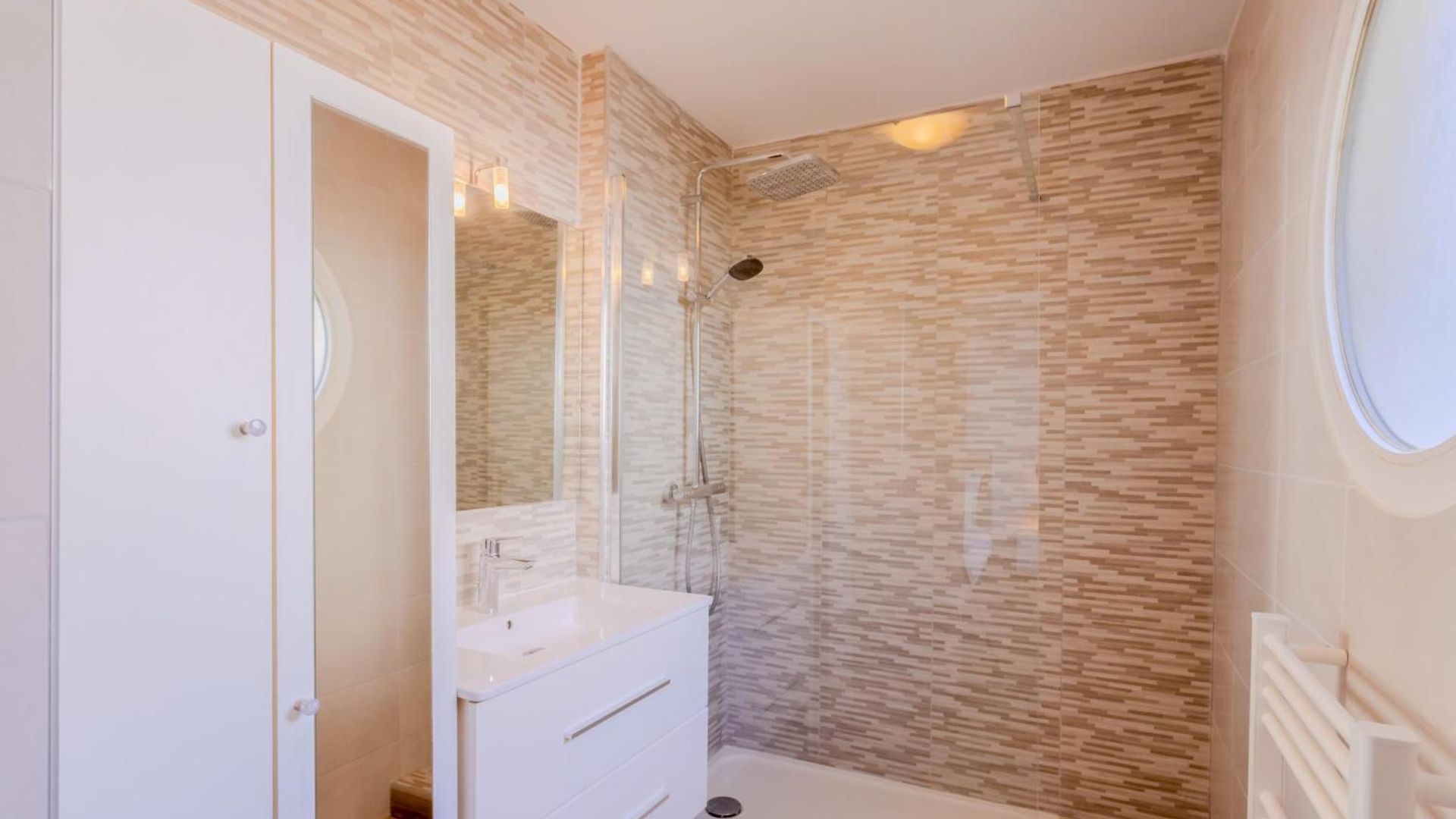 Apartment Peaceful In With Terrace, Parking