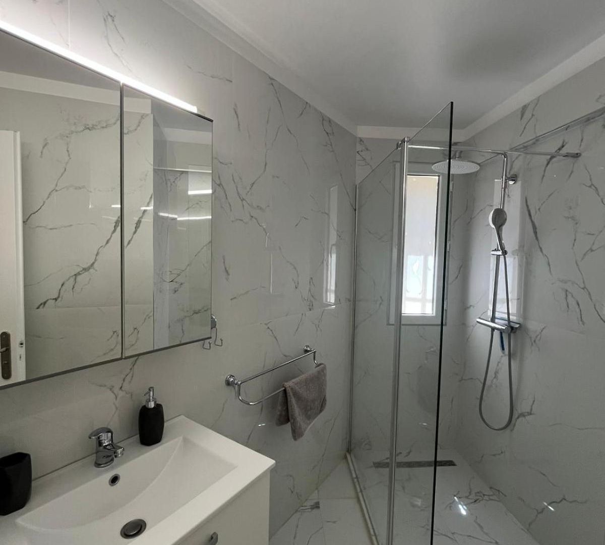 Superbe Port De Lumineux,clim , Parking Appartement *