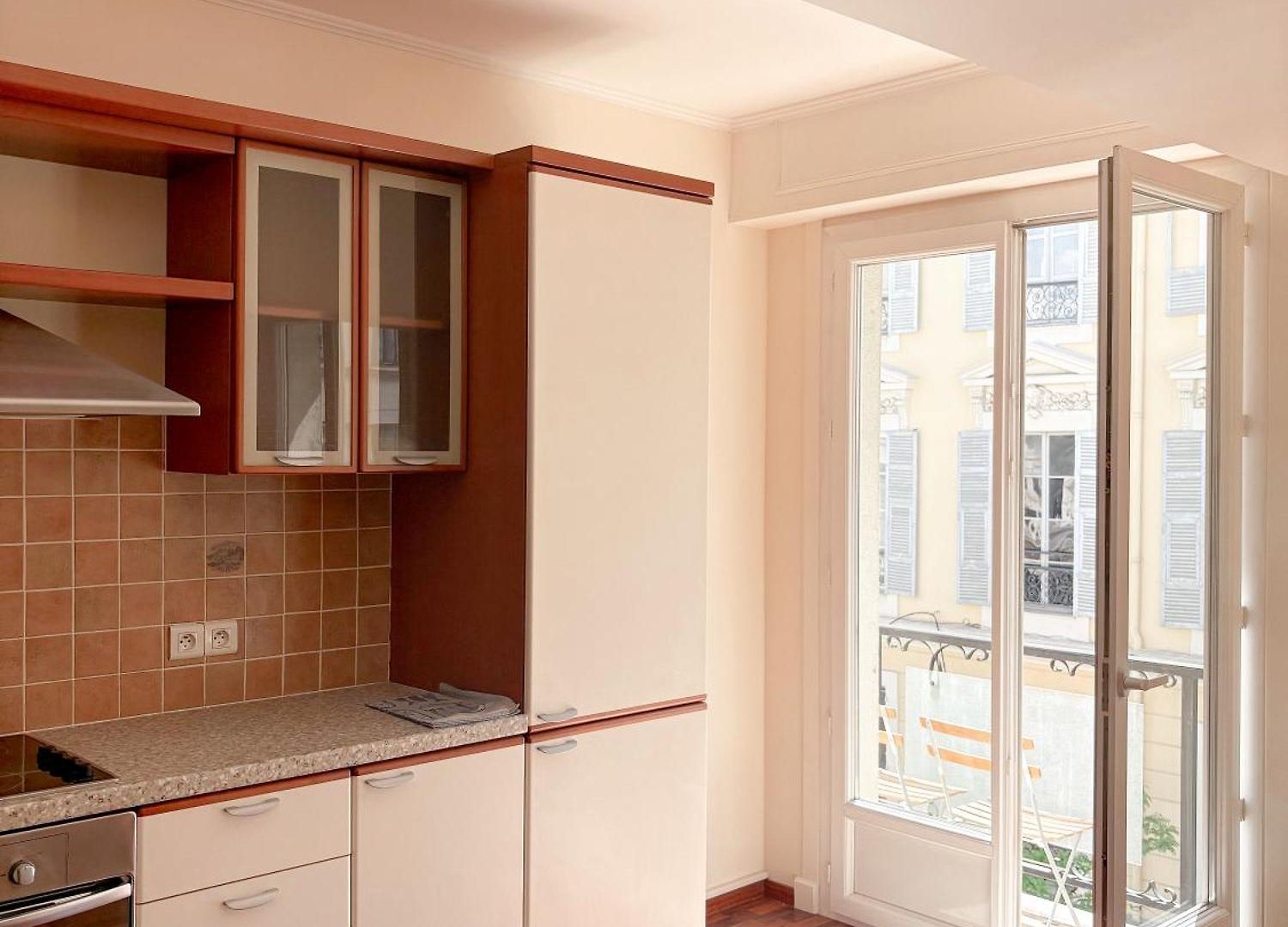 Hyper-centre, Air-conditioned With Balcony Appartement *