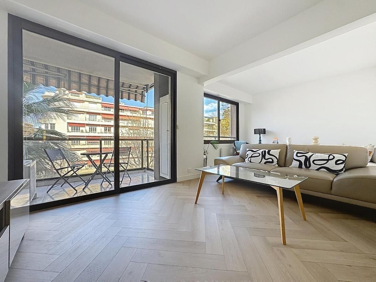 Appartement Chic Avec Balcon Carré D Or