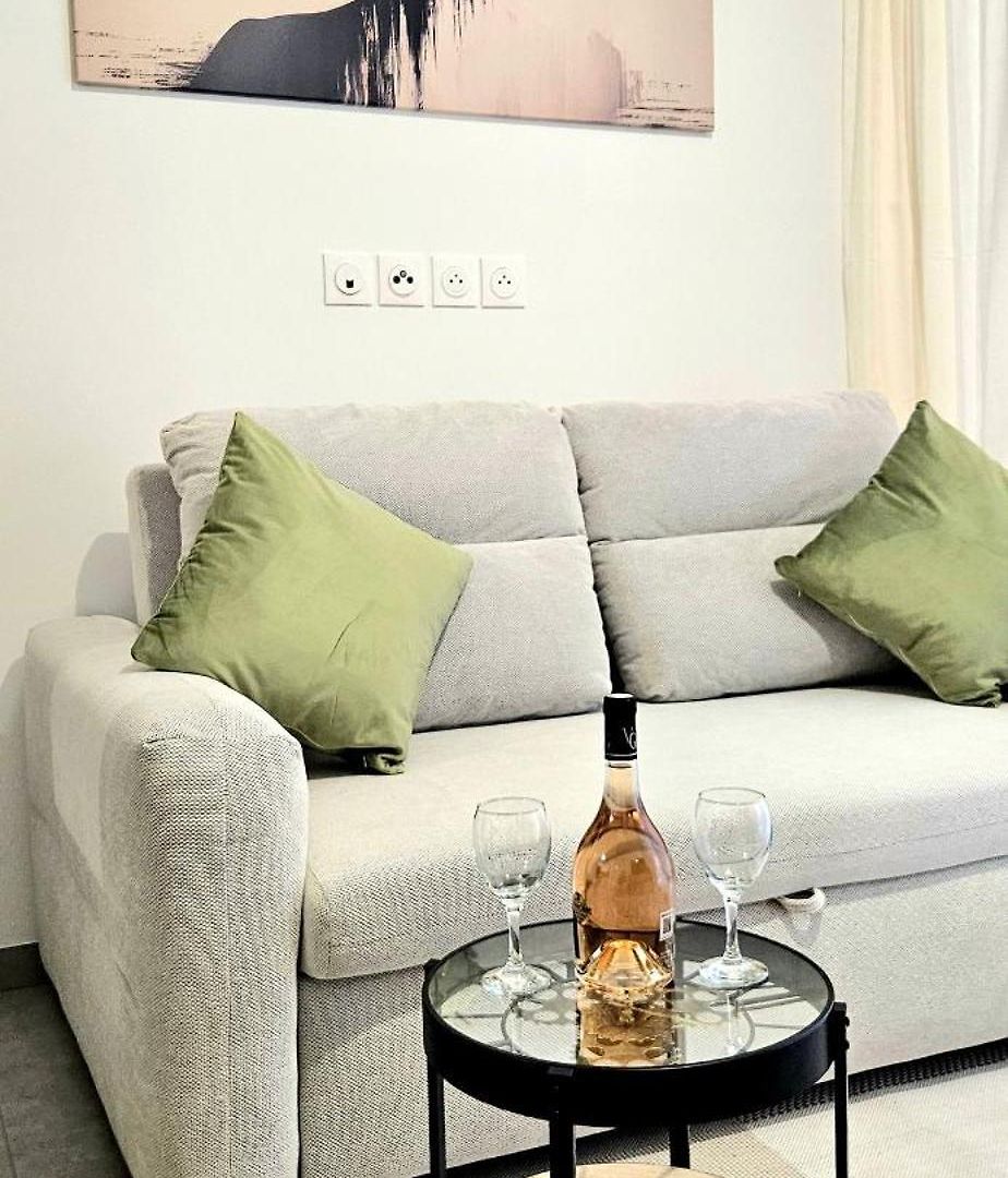 Center Nice, 10min Beach, Parking, Terrace, Direct Tram Apartment Nice