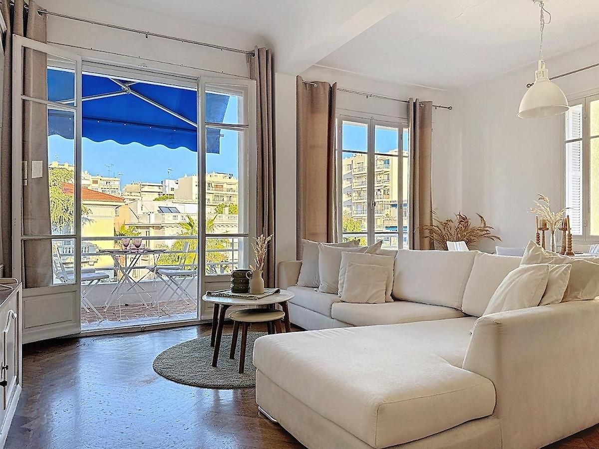 Large 2 Bedroom Apartment, Close To Promenade Des Apartment