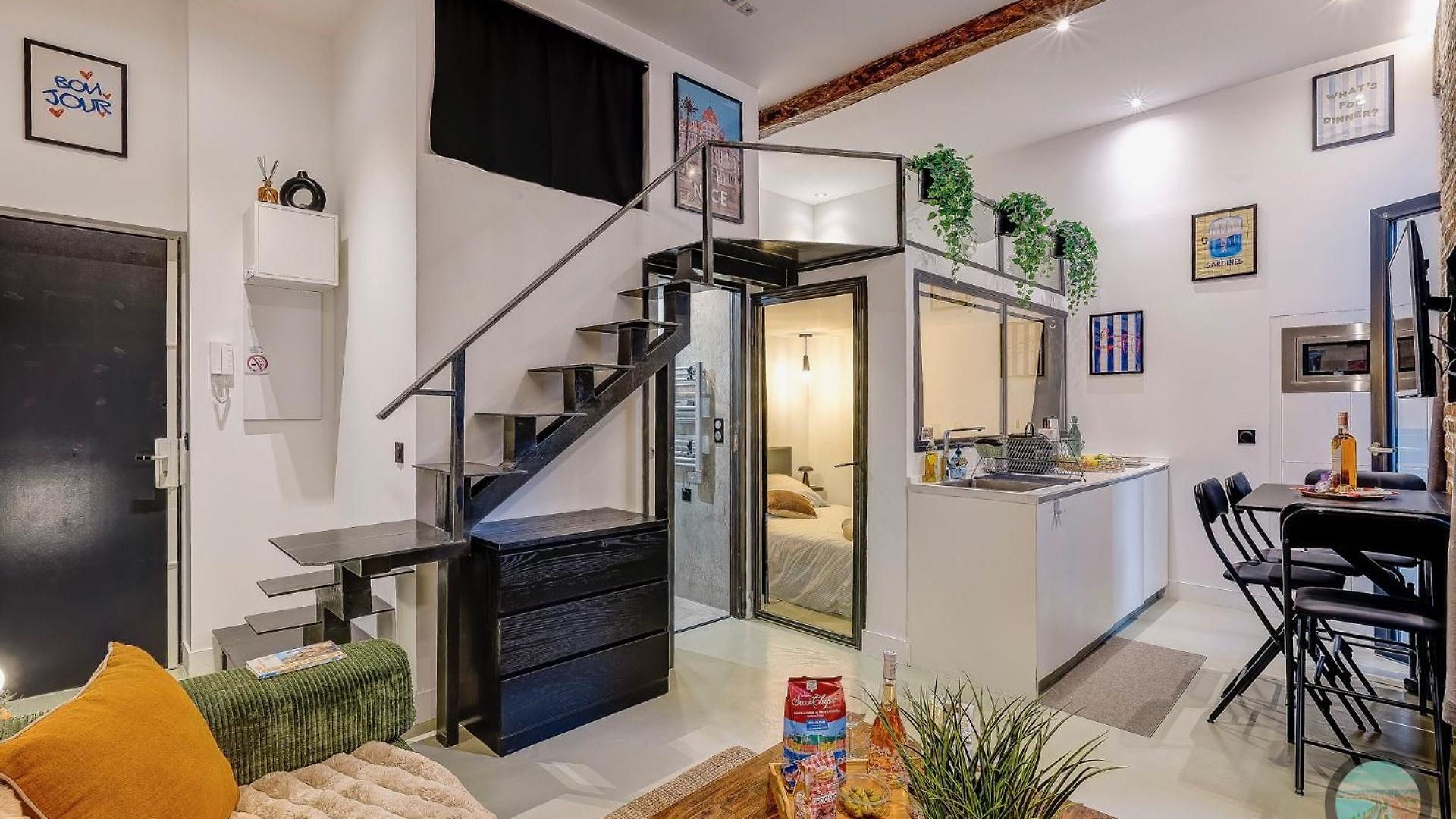 Chic Industrial Loft Quiet Garibaldi Ac Balcony Apartment