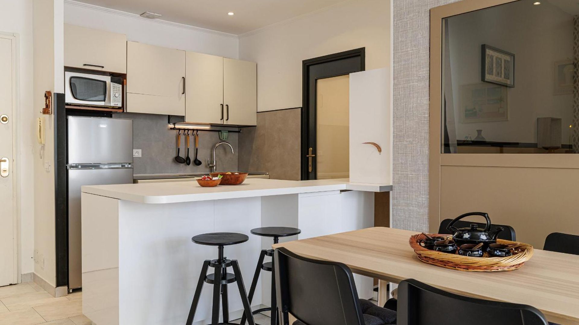 Massena Street - Quiet 2 Bdr & Balcony Nice