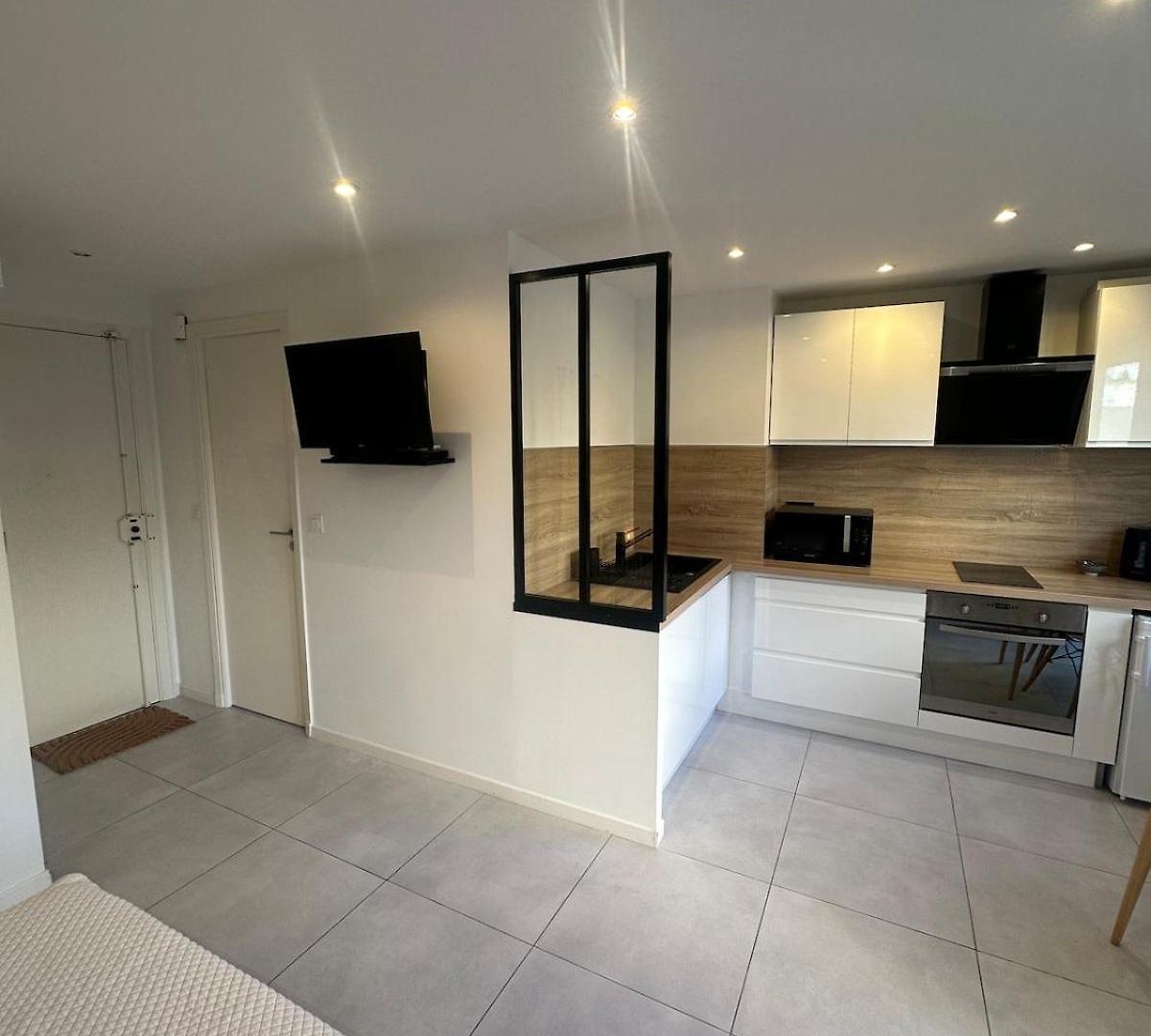 Quiet Modern In The Very Heart Of Apartment *