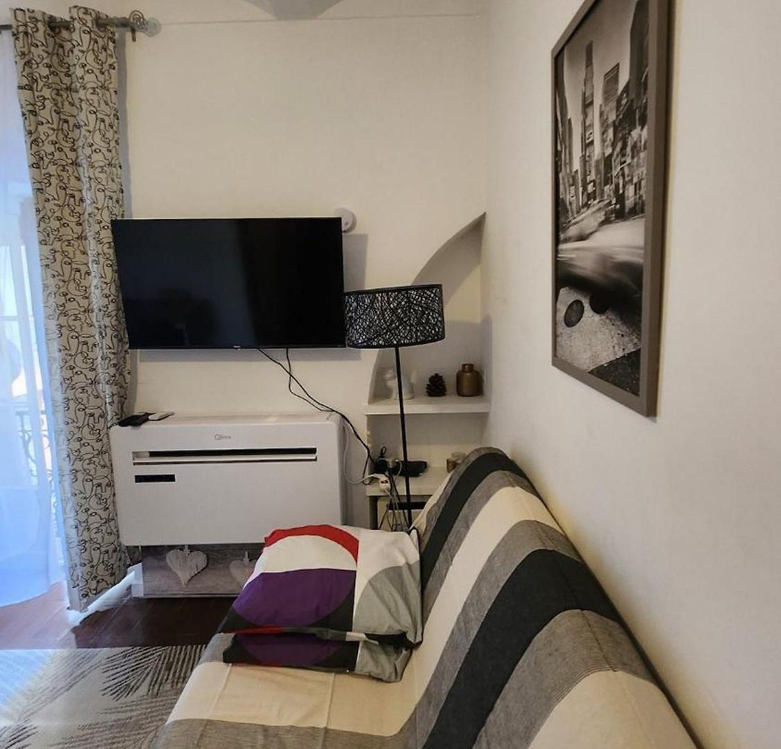 2-room Off The Nice