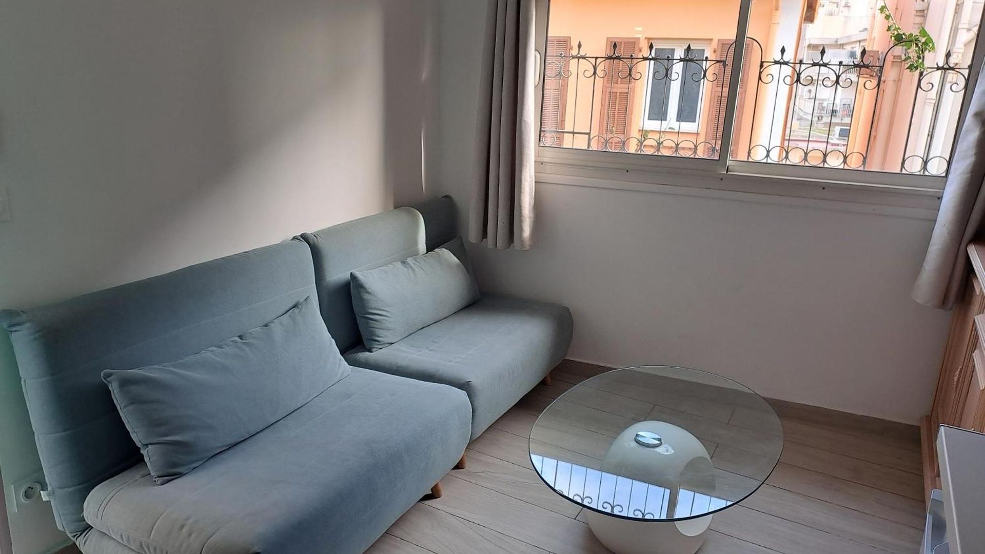 Dans Le Apartment *