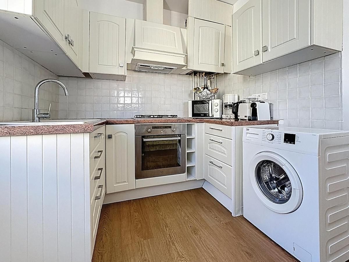Large 2 Bedroom Apartment, Close To Promenade Des Apartment