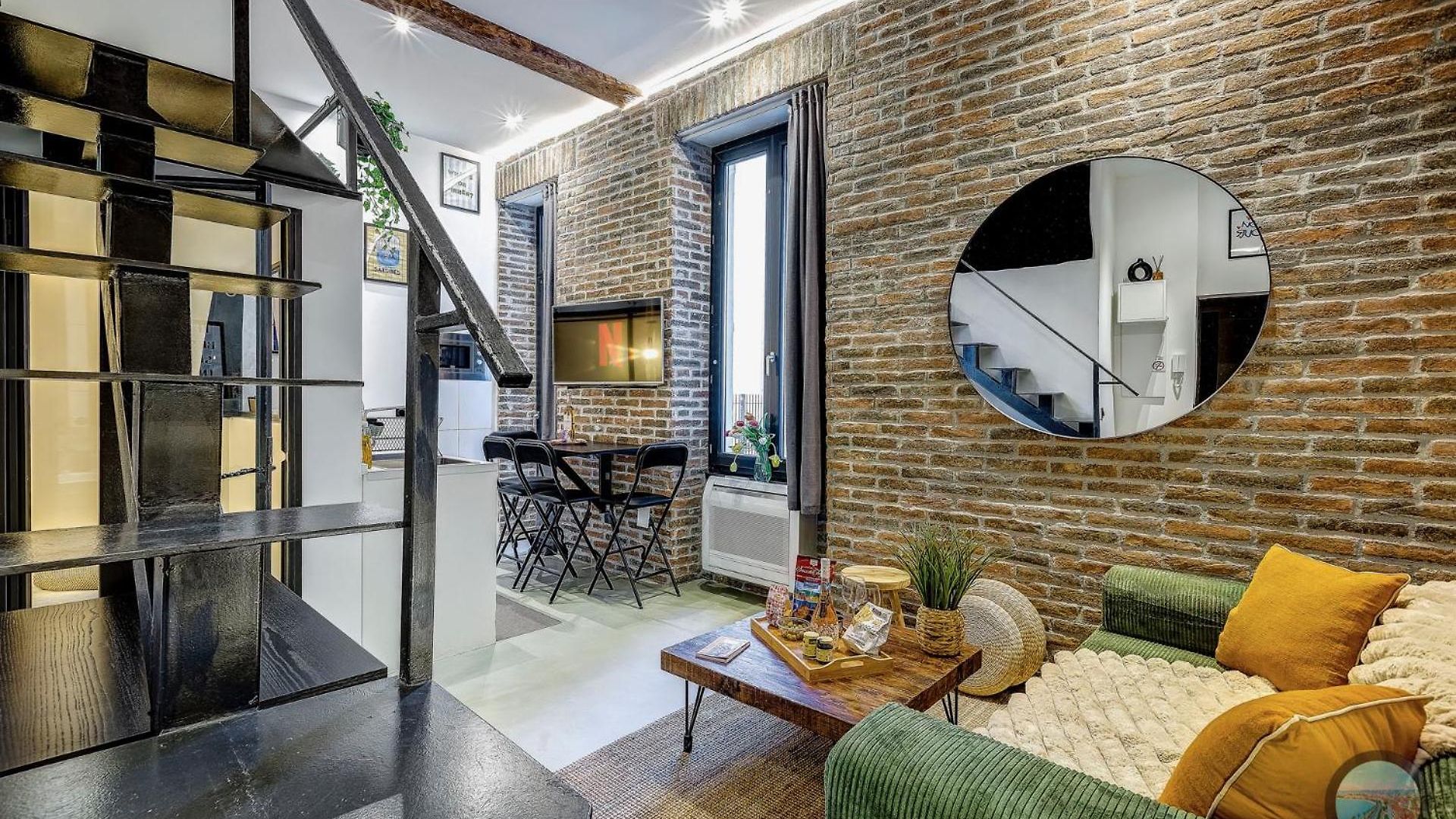 Chic Industrial Loft Quiet Garibaldi Ac Balcony